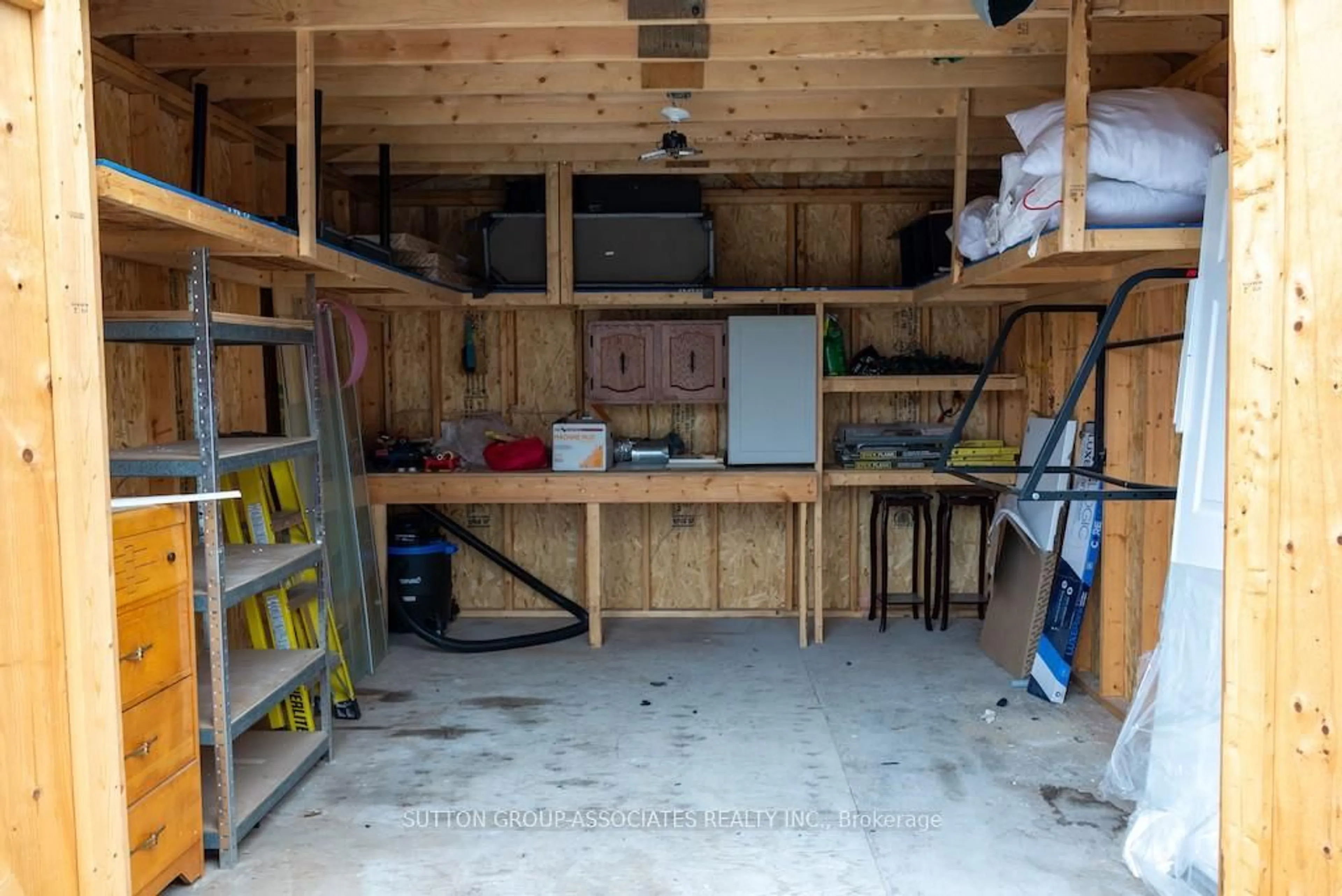 Indoor garage for 810 McClinton Dr, Timmins Ontario P4N 4P8