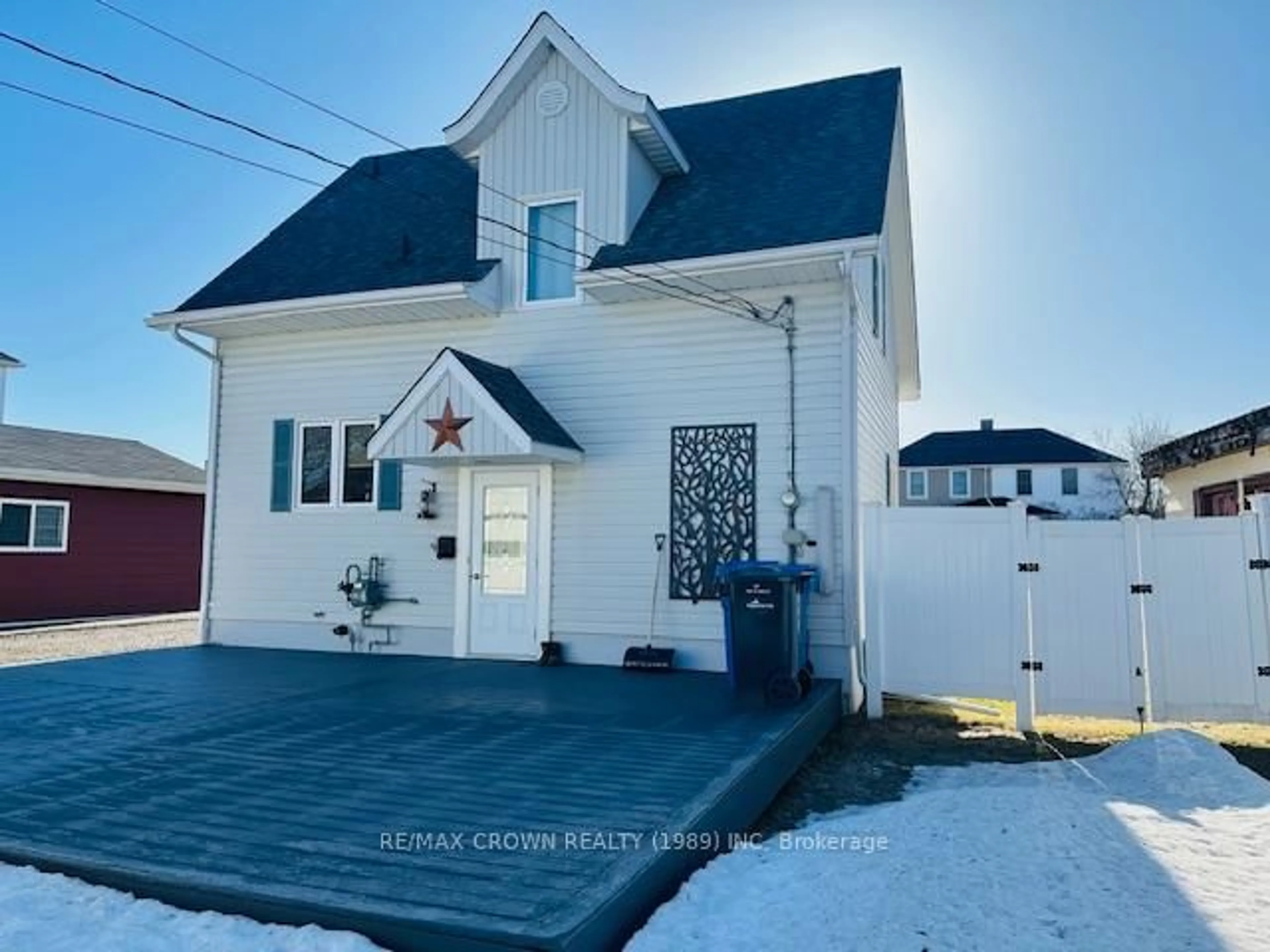 A pic from outside/outdoor area/front of a property/back of a property/a pic from drone, street for 5 Victoria St, Kapuskasing Ontario P5N 1K6