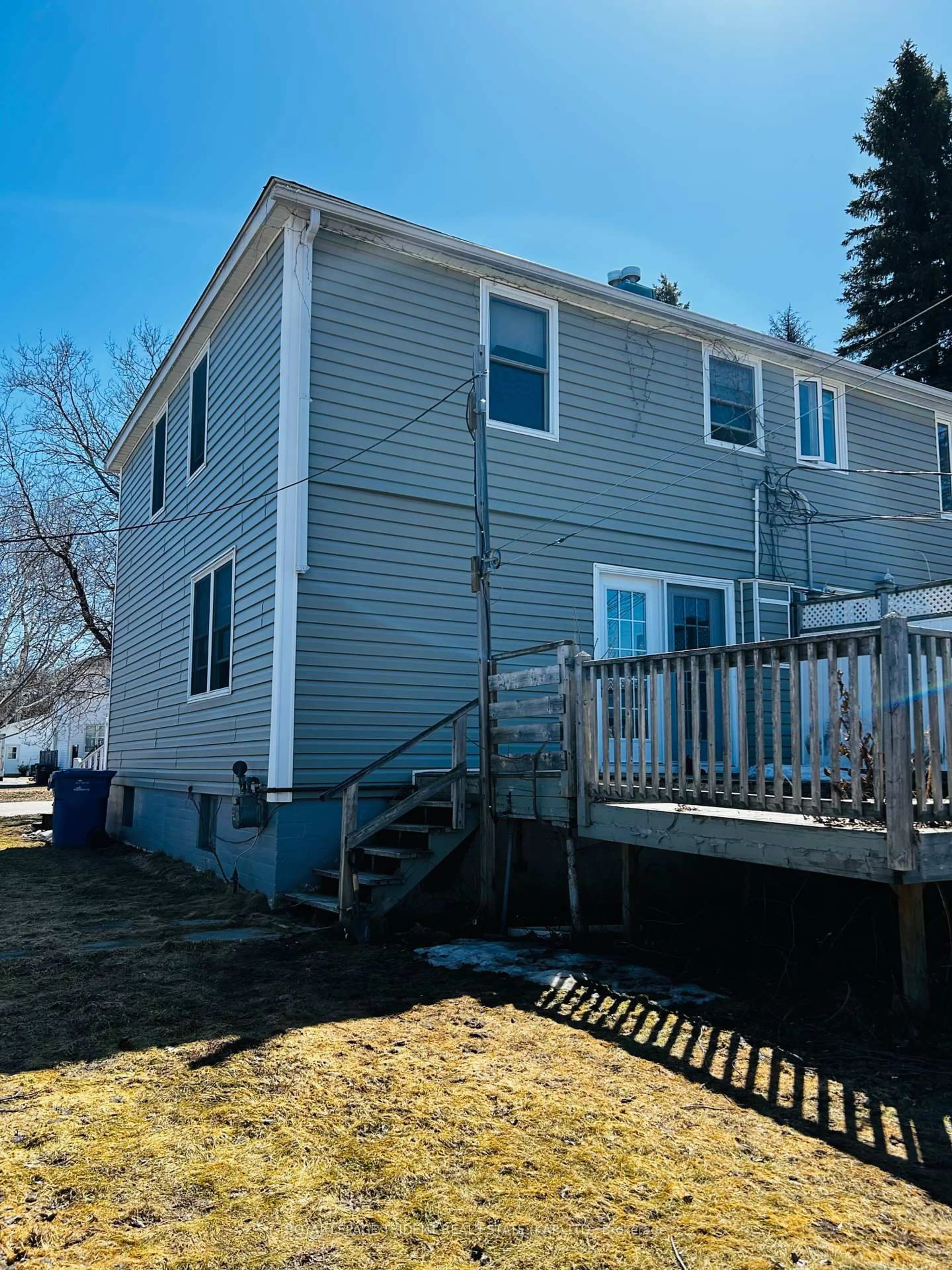 Home with vinyl exterior material, unknown for 17 Victoria St, Kapuskasing Ontario P5N 1K6