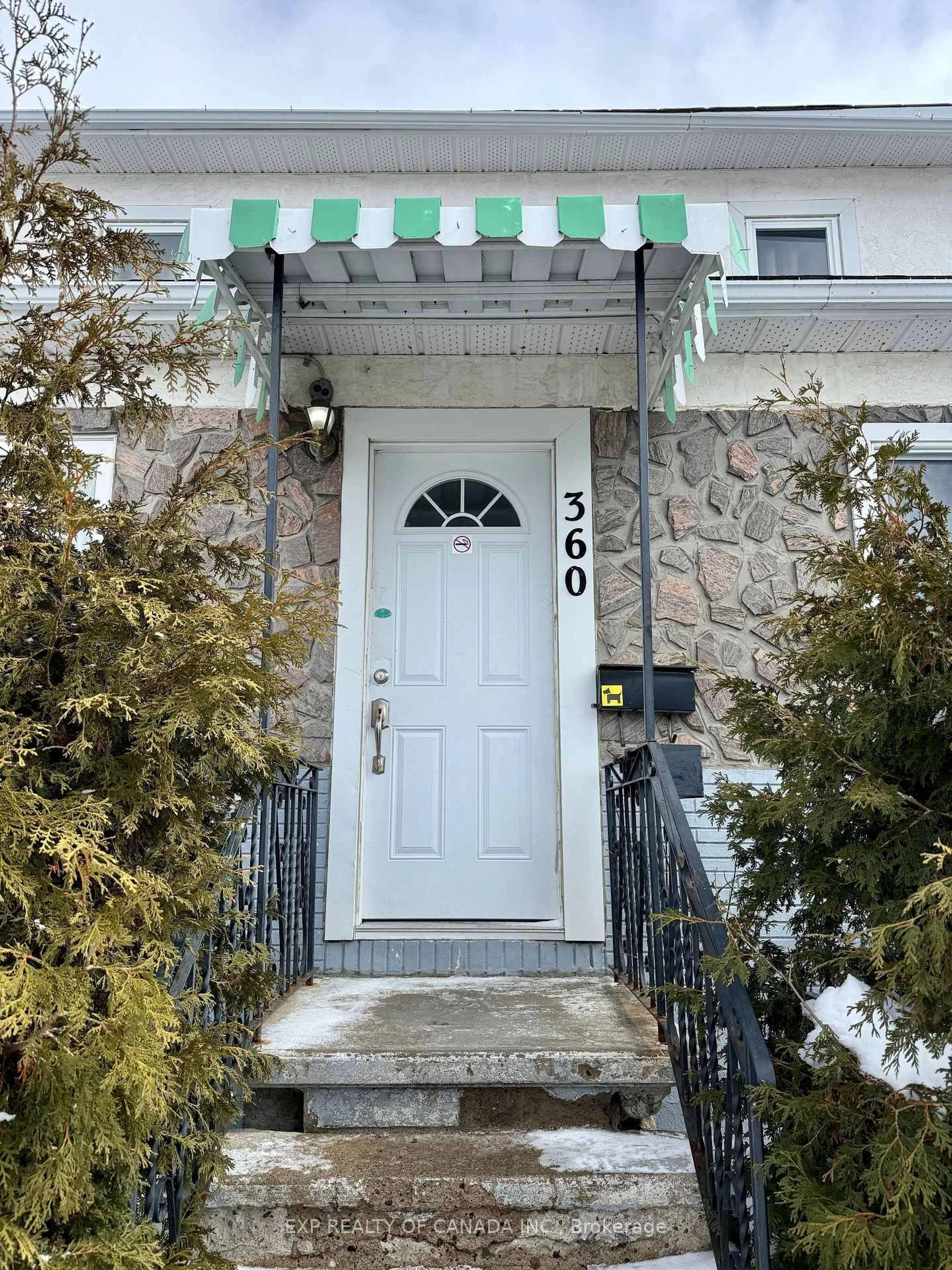 Indoor entryway for 360 Cedar St, Timmins Ontario P4N 2H5