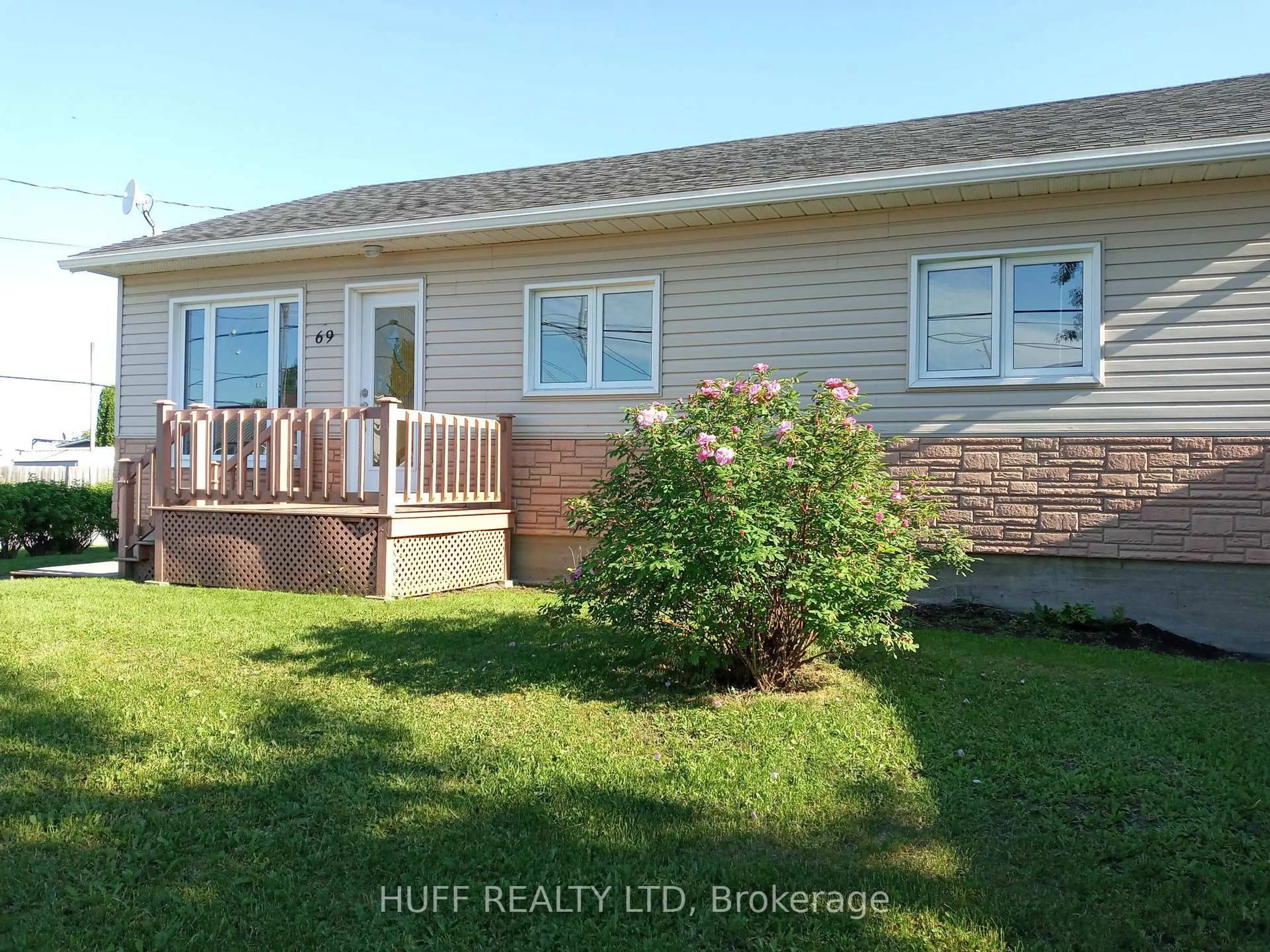 Home with vinyl exterior material, water/lake/river/ocean view for 69 Ninth St, Armstrong Ontario P0J 1E0
