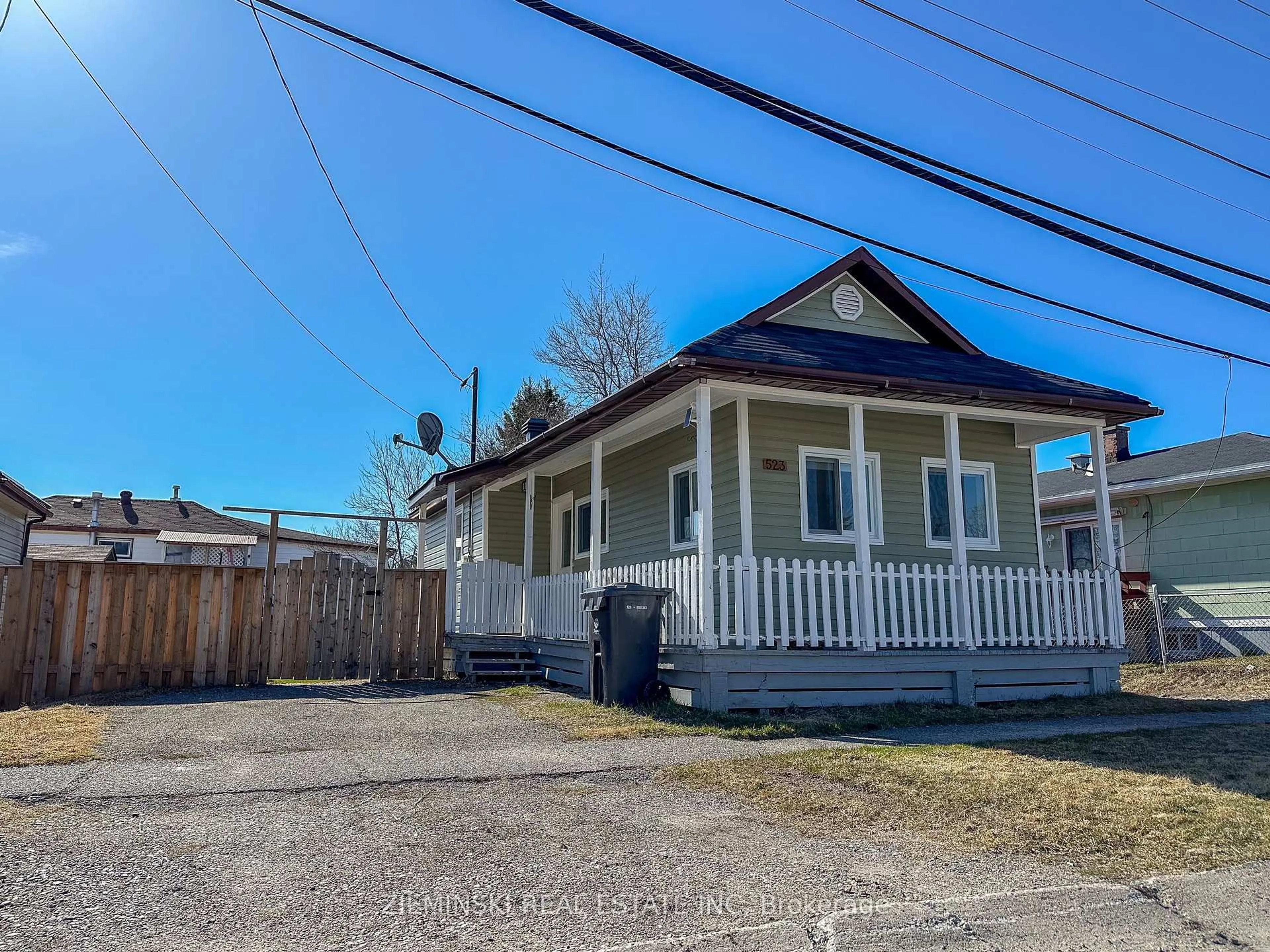 A pic from outside/outdoor area/front of a property/back of a property/a pic from drone, street for 523 James St, Iroquois Falls Ontario P0K 1G0