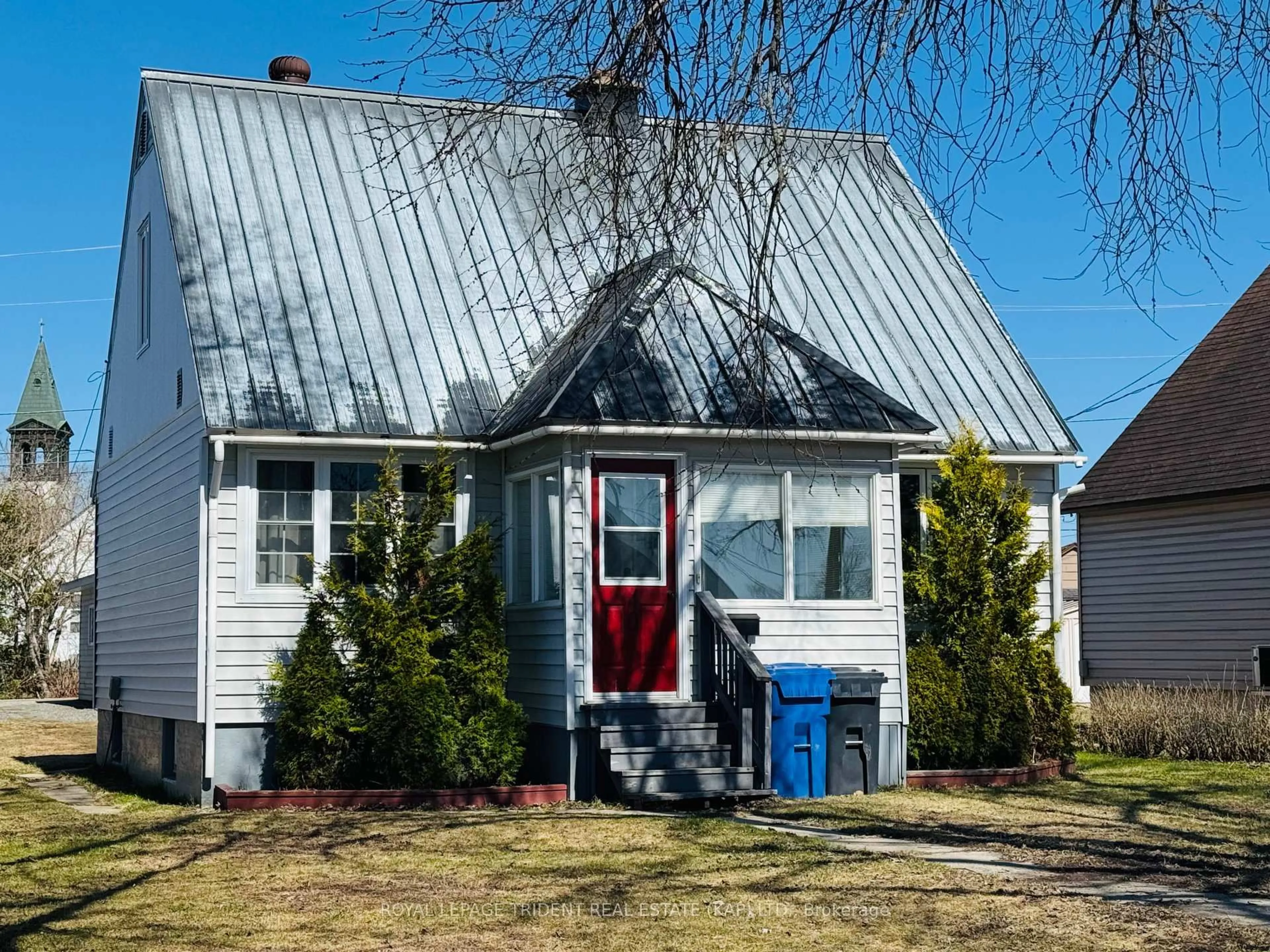 Home with vinyl exterior material, street for 40 Bowman Ave, Kapuskasing Ontario P5N 1N1