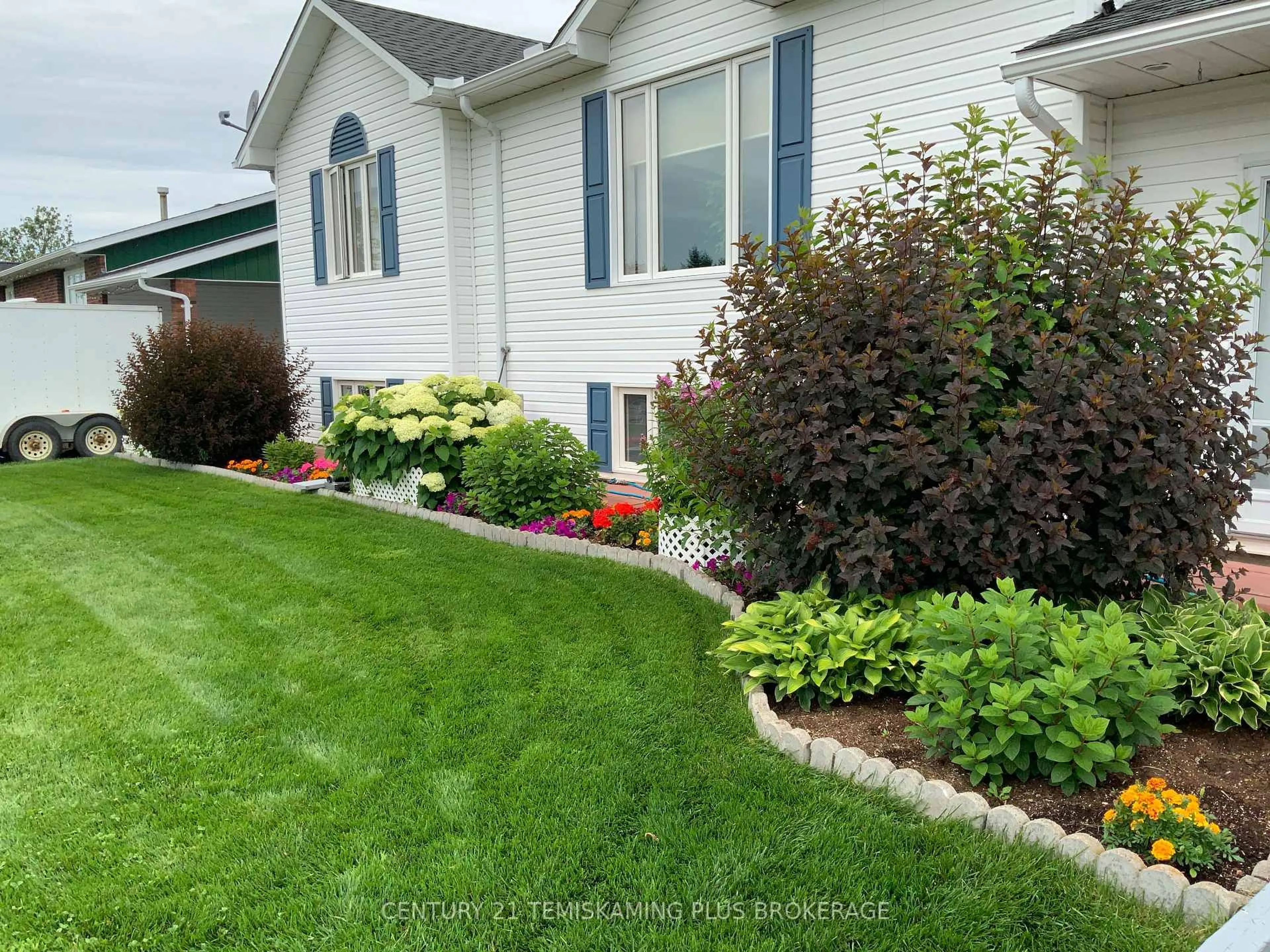 Home with vinyl exterior material, street for 121 Zetta Crt, Temiskaming Shores Ontario P0J 1P0