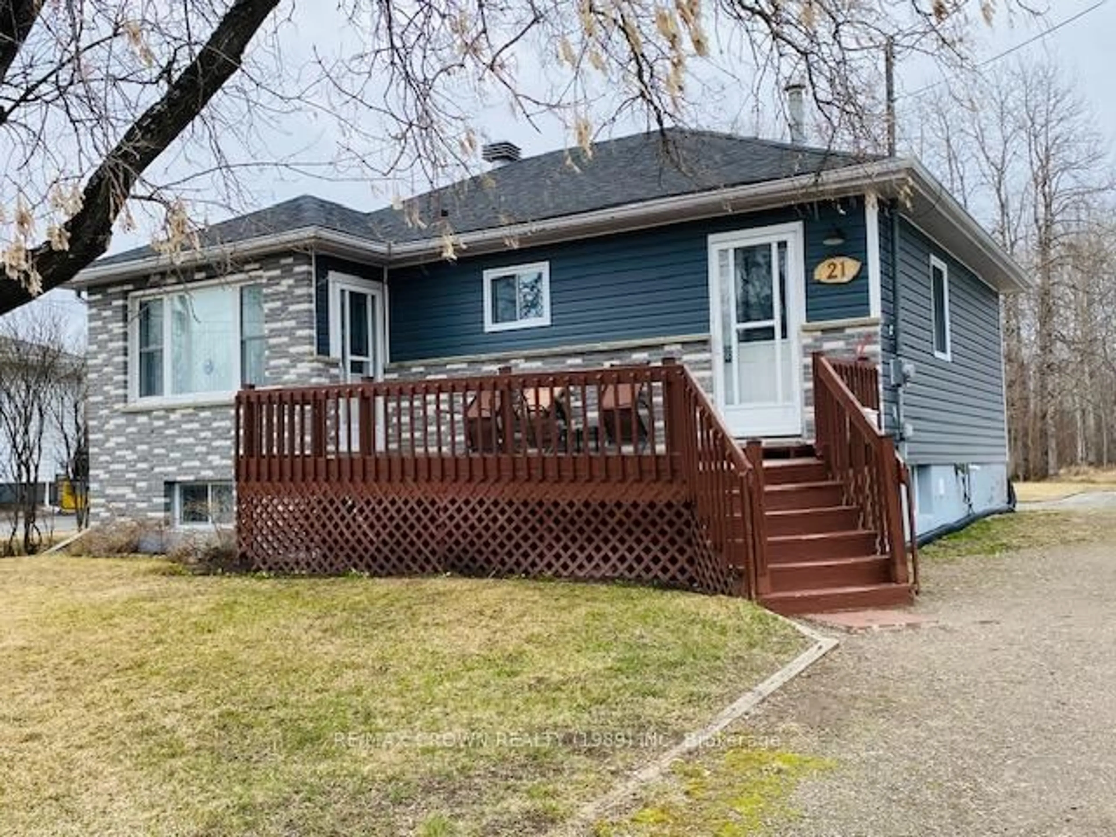 Home with vinyl exterior material, street for 21 Wolfe St, Kapuskasing Ontario P5N 2J1