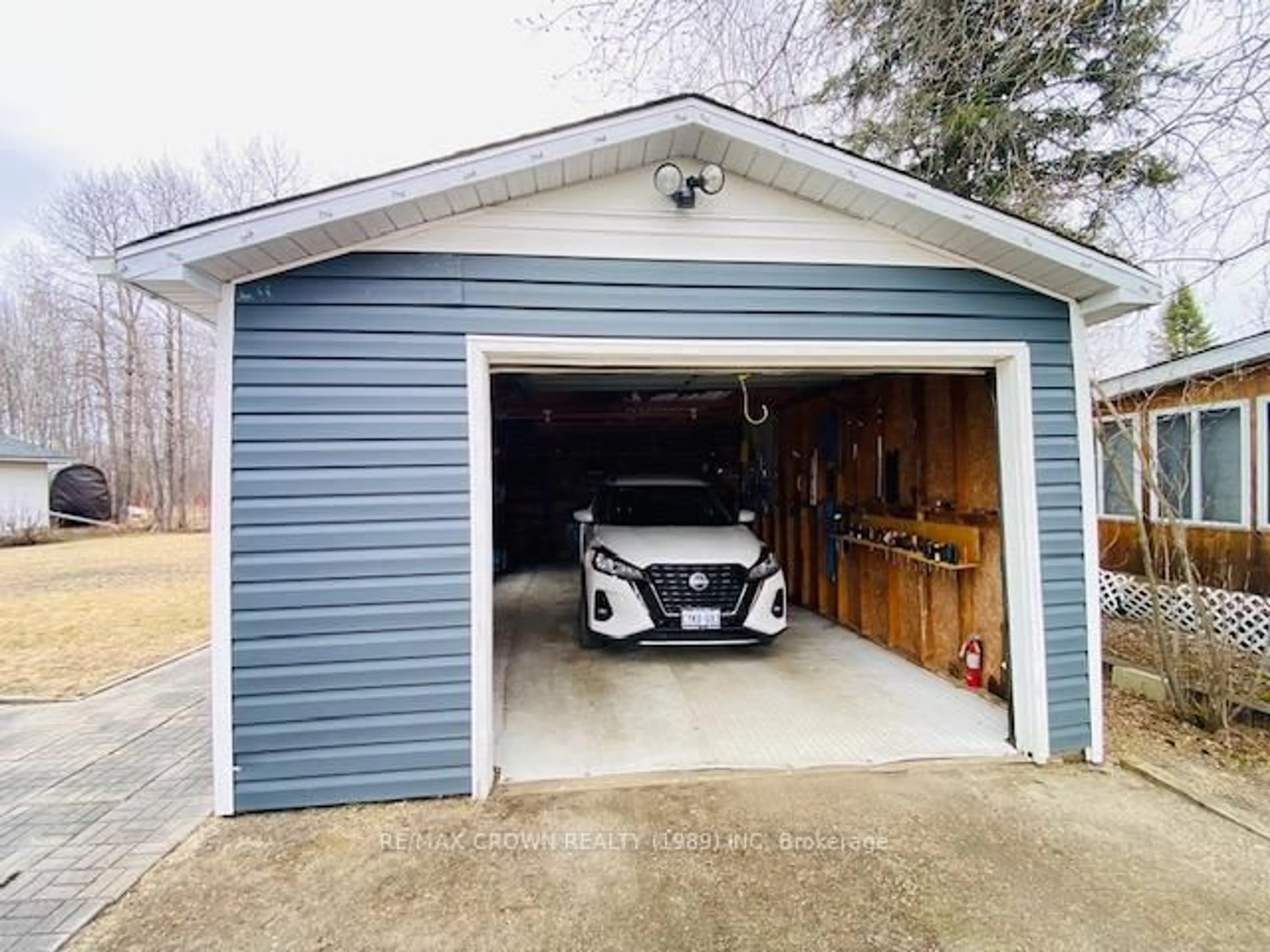 Indoor garage for 21 Wolfe St, Kapuskasing Ontario P5N 2J1