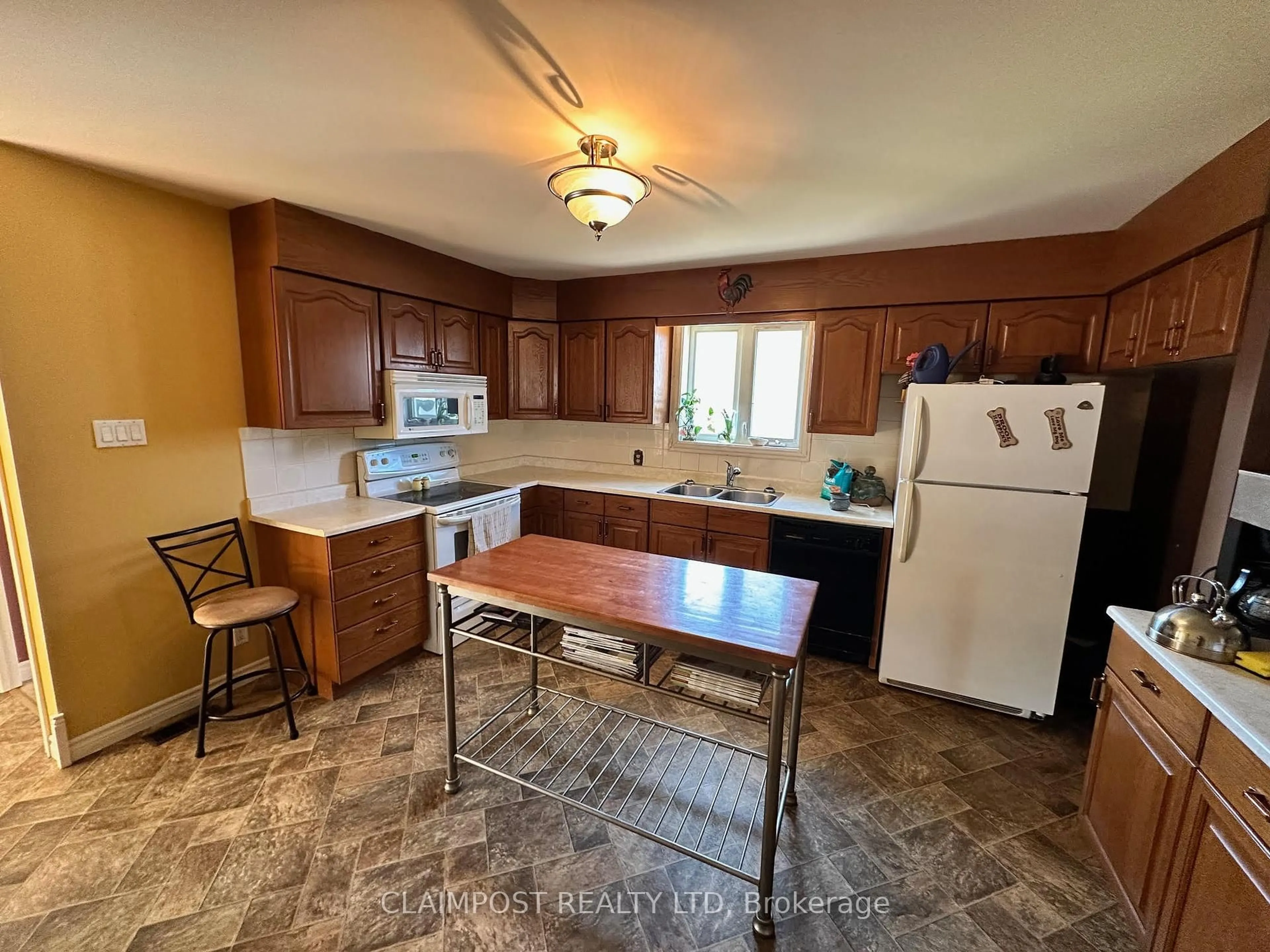 Standard kitchen, ceramic/tile floor for 688 Eyre Blvd, Timmins Ontario P4N 4Z4