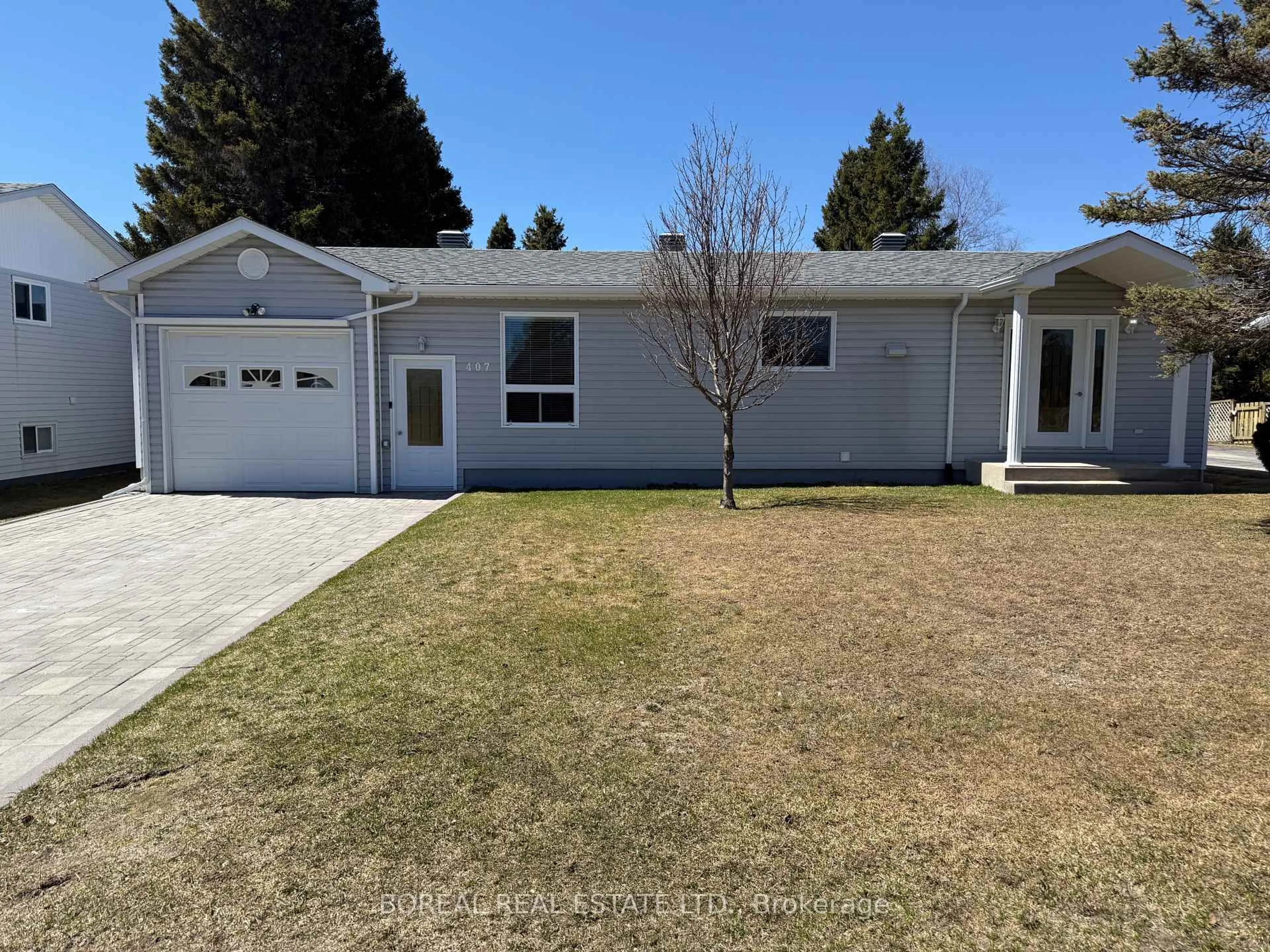Home with vinyl exterior material, street for 407 Fourteenth Ave, Cochrane Ontario P0L 1C0