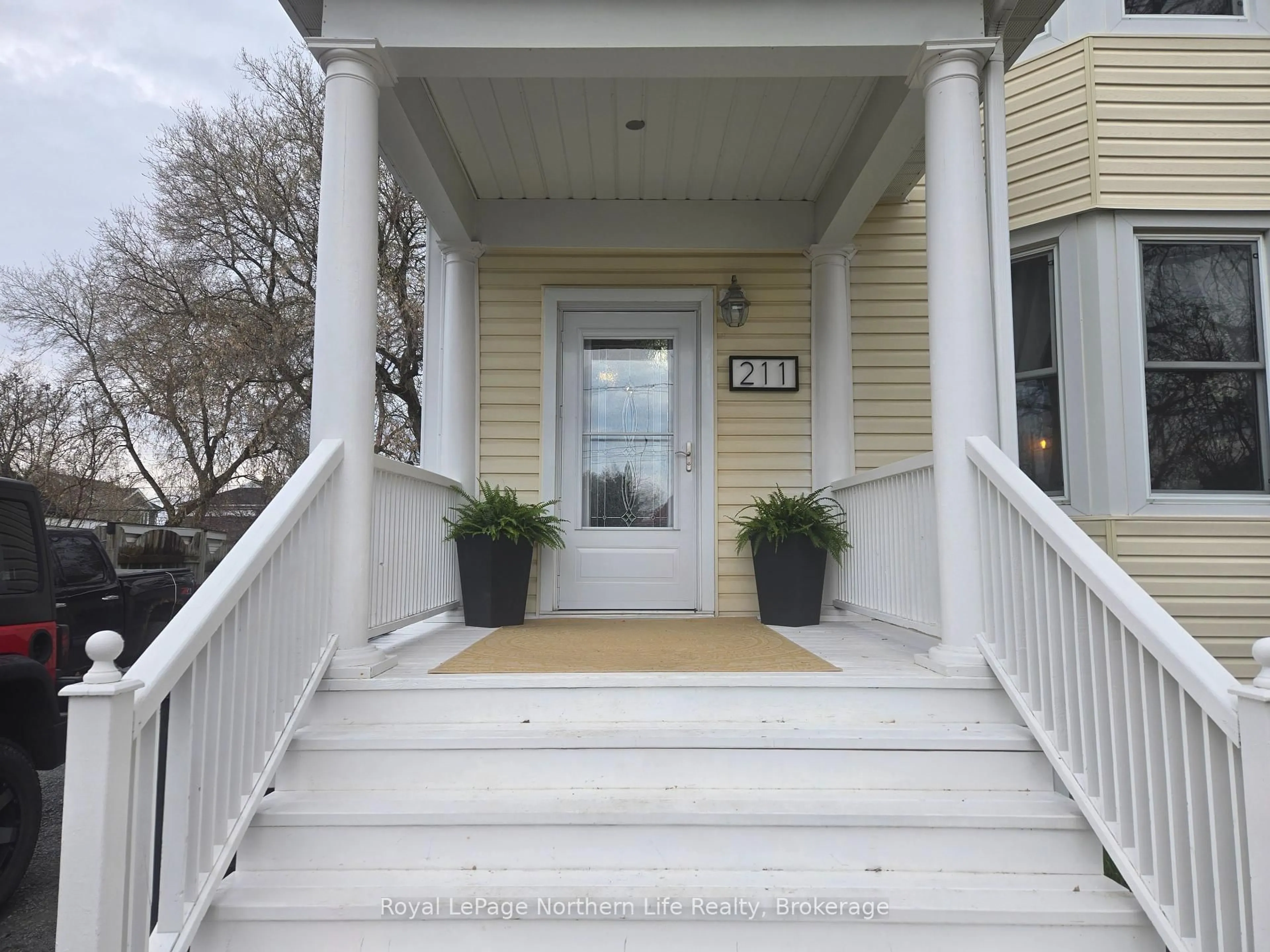 Indoor entryway for 211 Farah Ave, Temiskaming Shores Ontario P0J 1P0