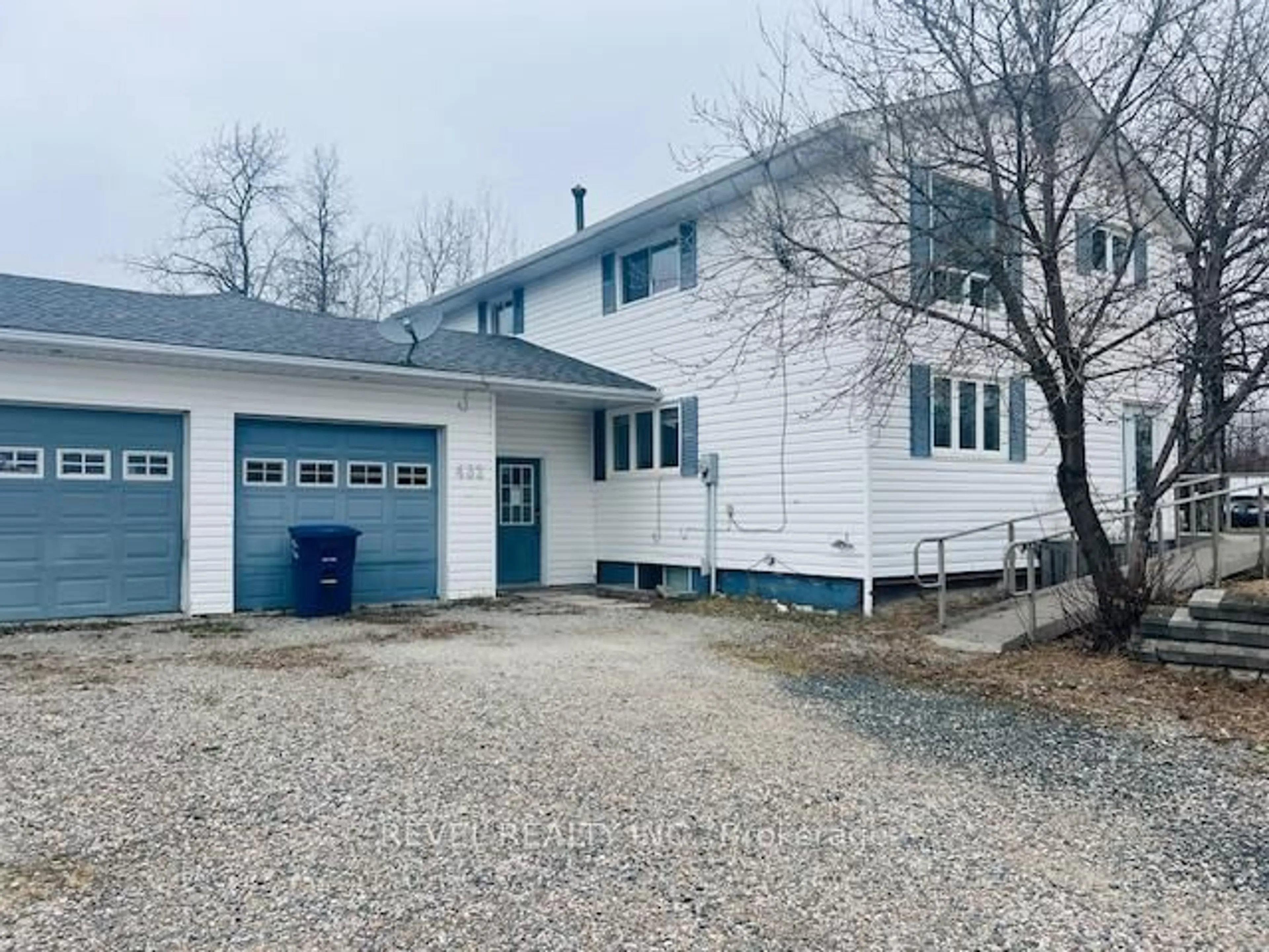 A pic from outside/outdoor area/front of a property/back of a property/a pic from drone, building for 432 Main St, Smooth Rock Falls Ontario P0L 2B0
