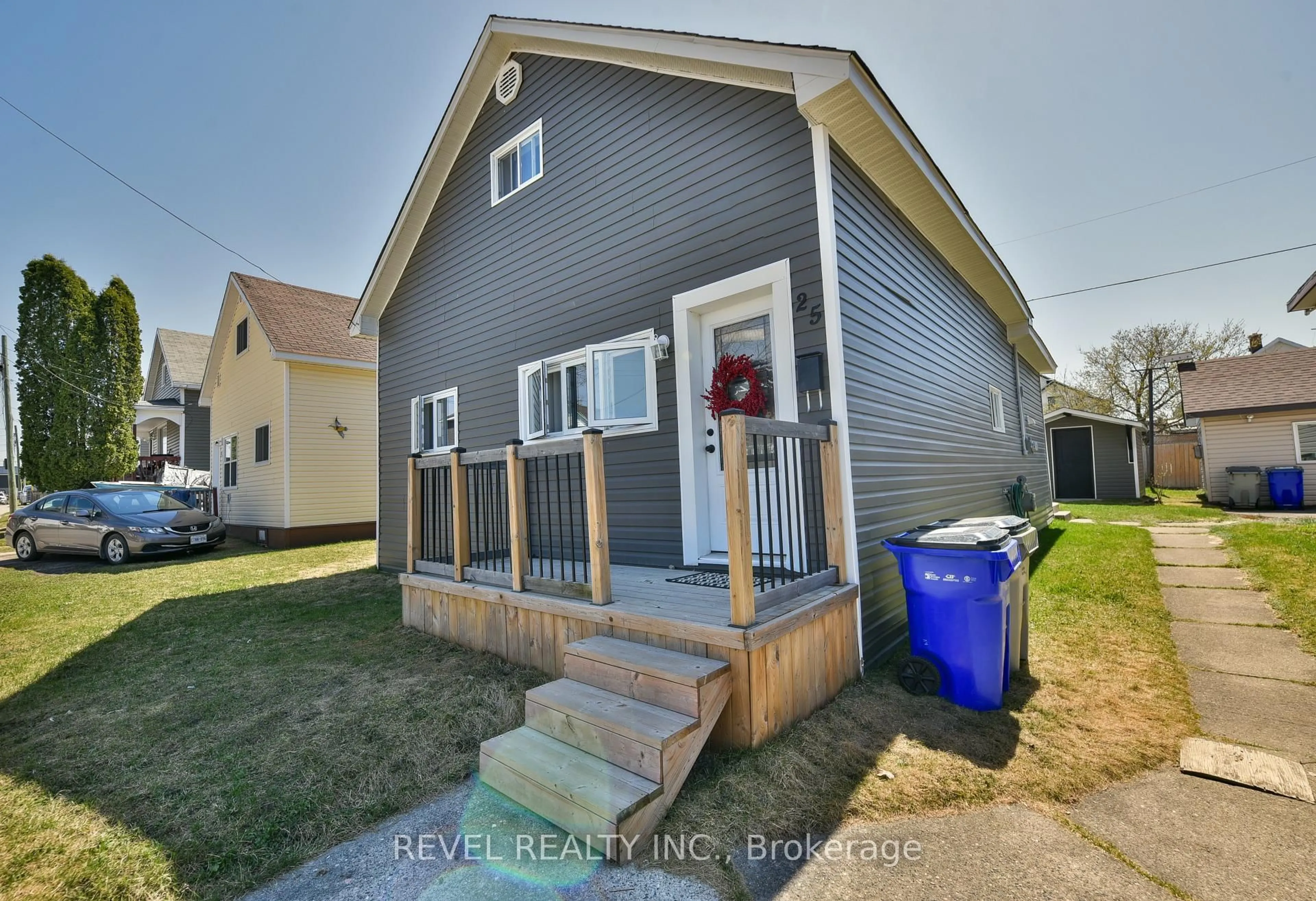 Home with vinyl exterior material, street for 25 Laurier Ave, Timmins Ontario P4N 4G6