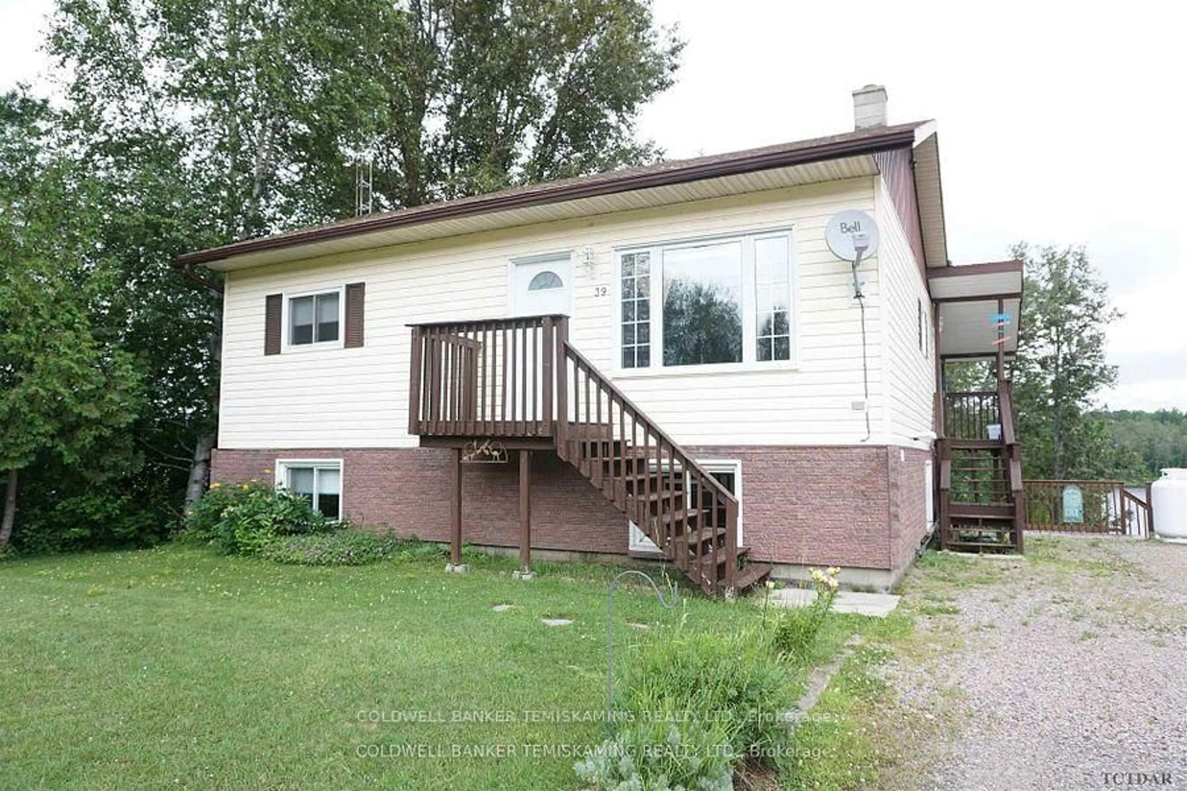 Home with vinyl exterior material, street for 39 THIRD St, James Ontario P0J 1G0