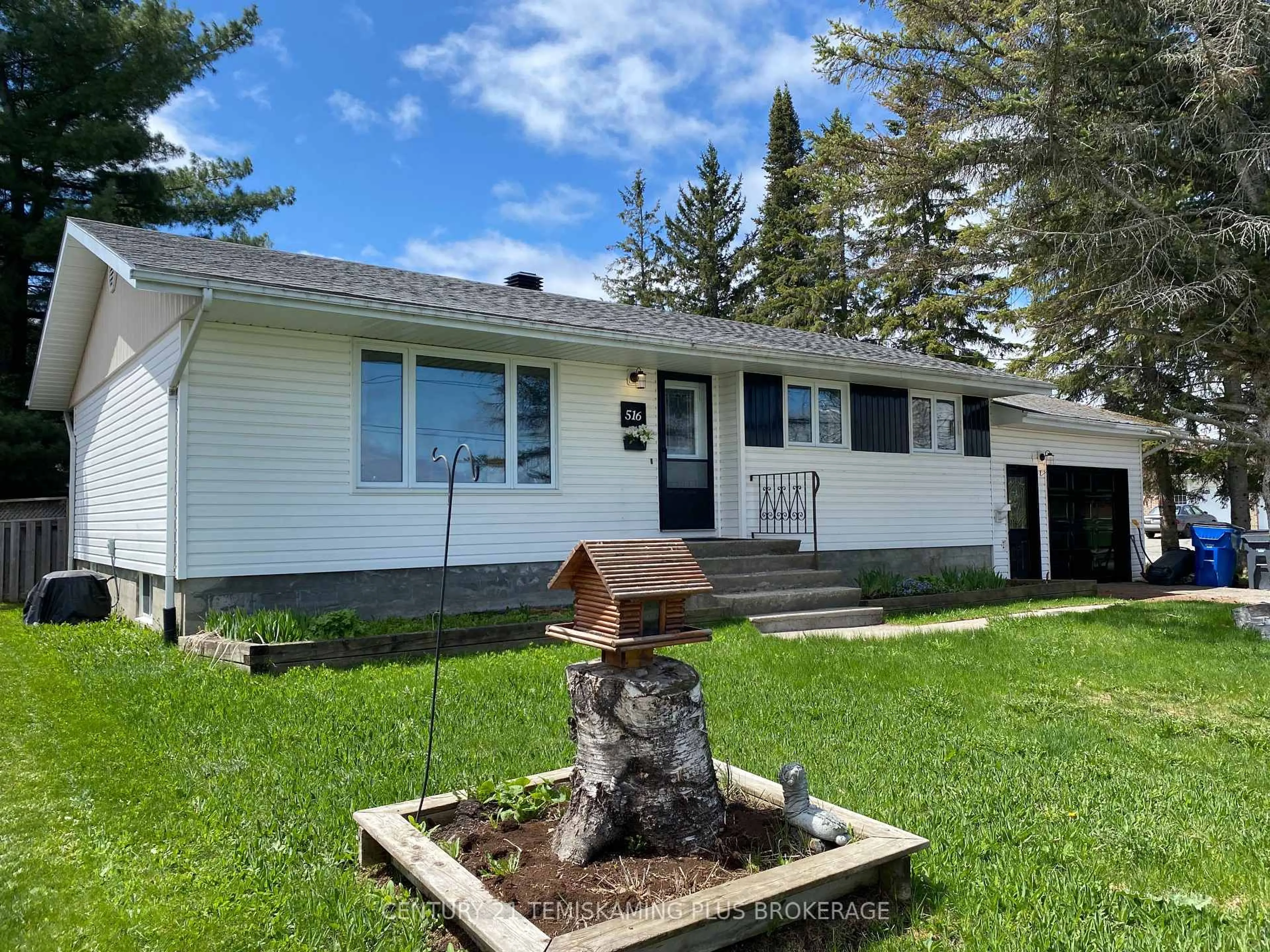 Home with vinyl exterior material, street for 516 Ross Ave, Temiskaming Shores Ontario P0J 1P0