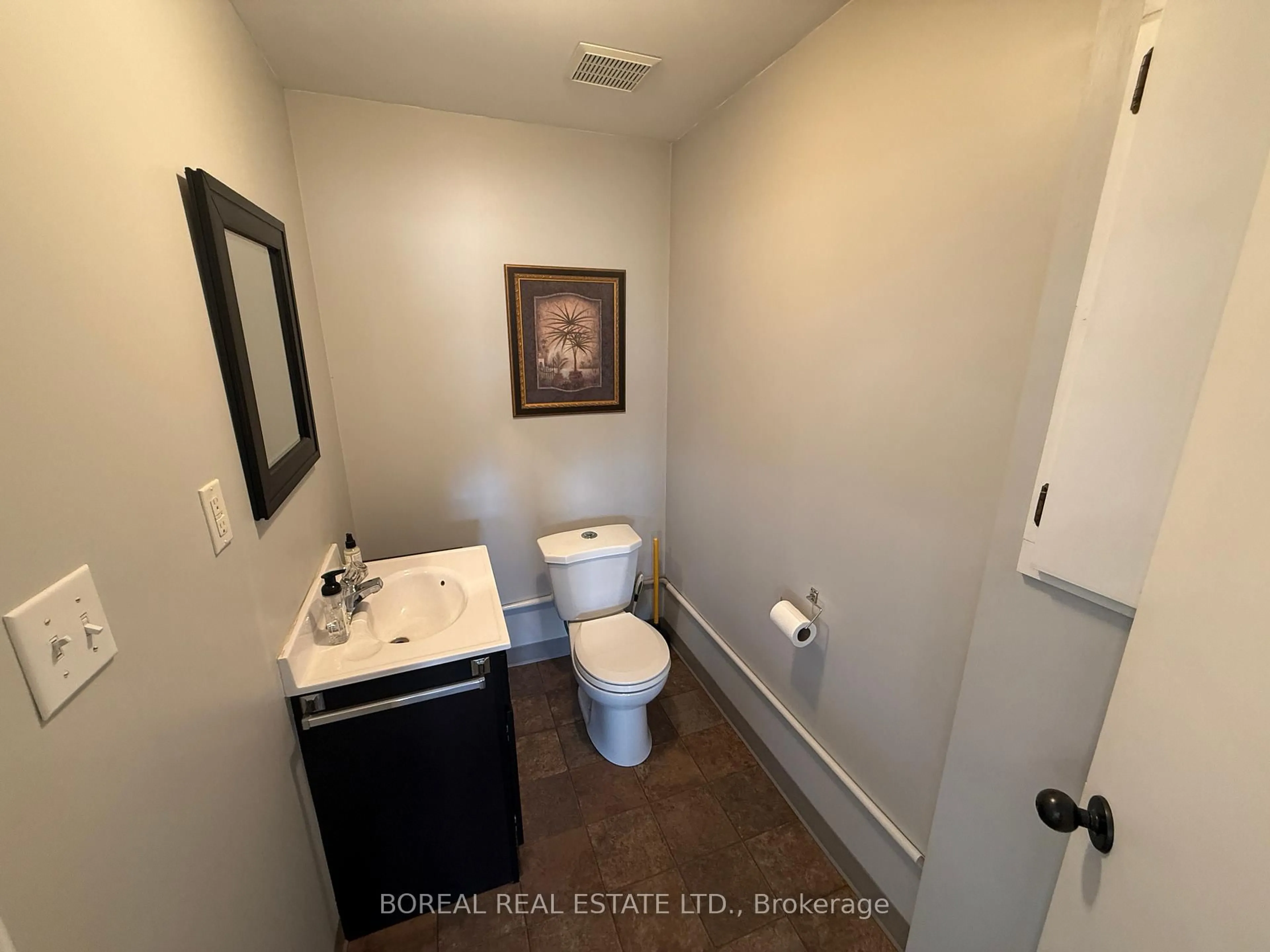 Standard bathroom, ceramic/tile floor for 806 Hwy 652, Cochrane Ontario P0L 1C0