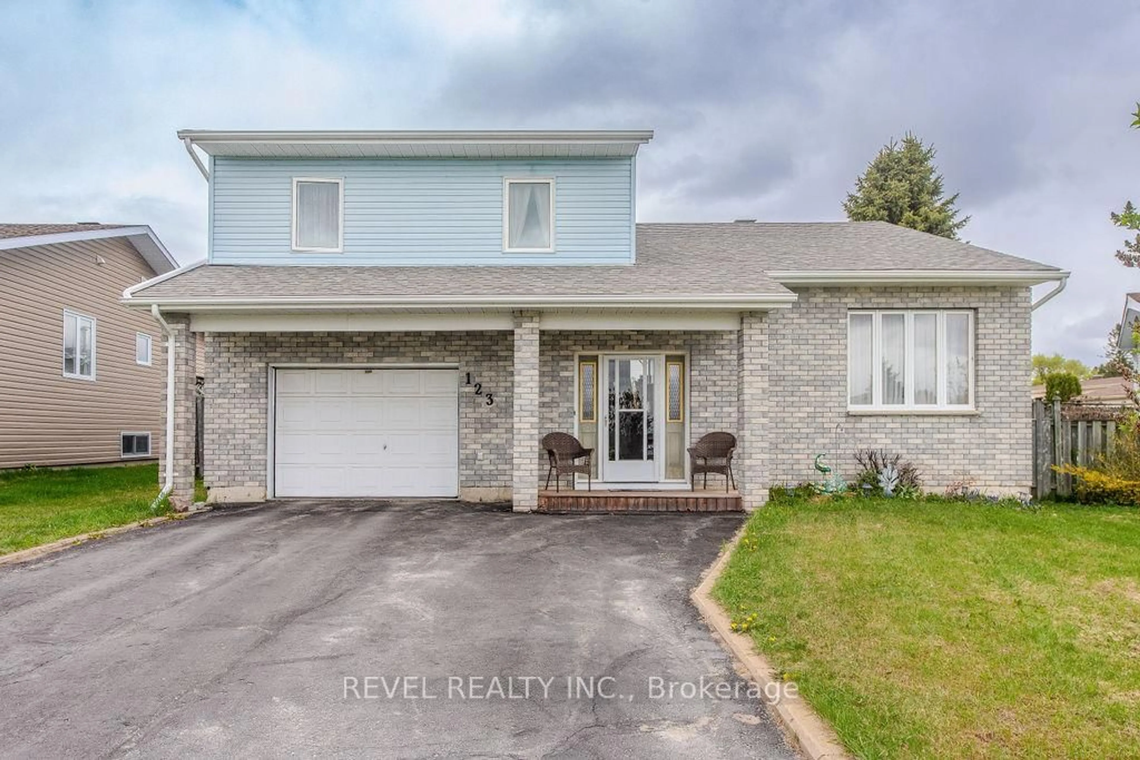 Home with vinyl exterior material, street for 123 Girdwood Cres, Timmins Ontario P0N 1K0