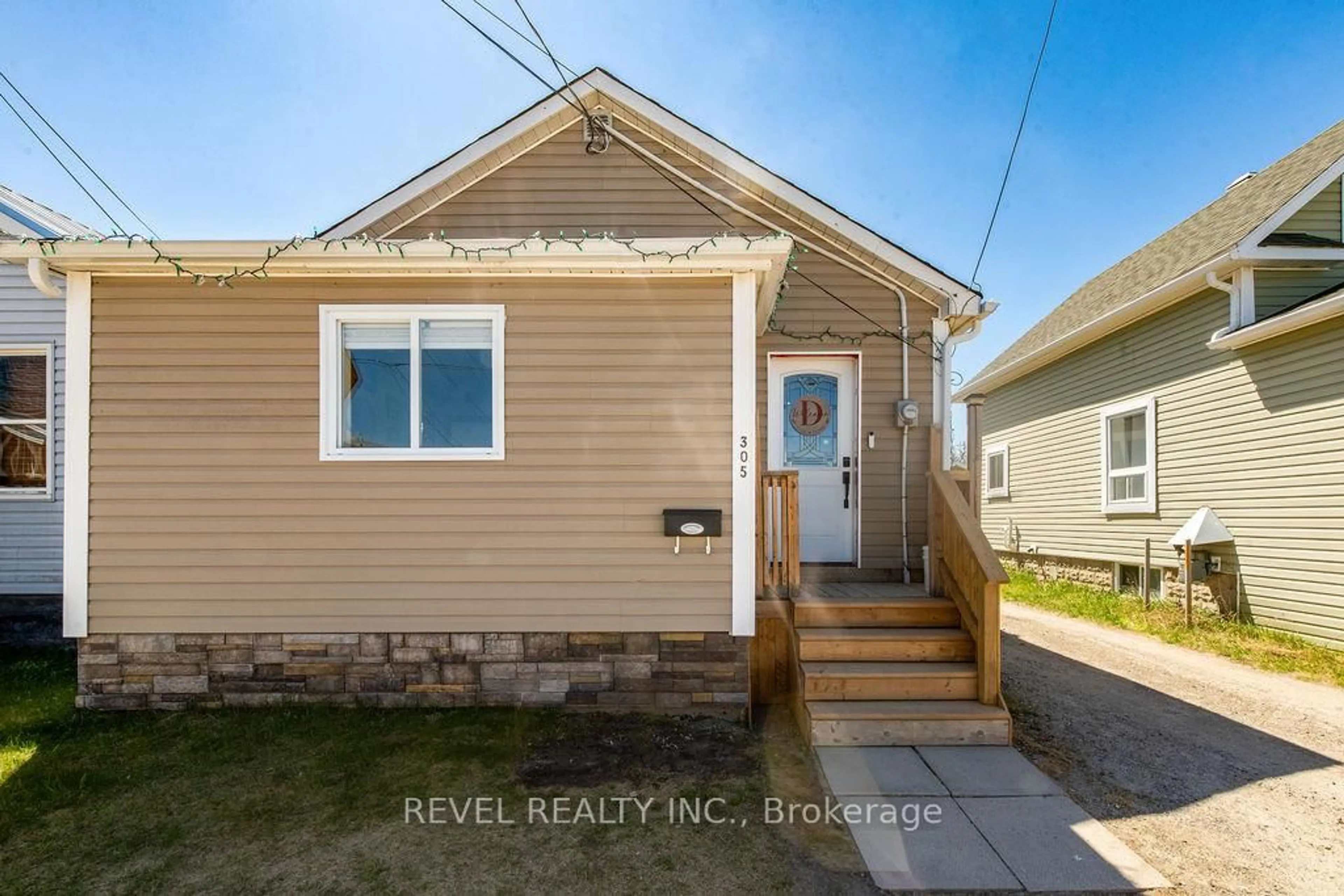 Home with vinyl exterior material, street for 305 Commercial Ave, Timmins Ontario P4N 2X6