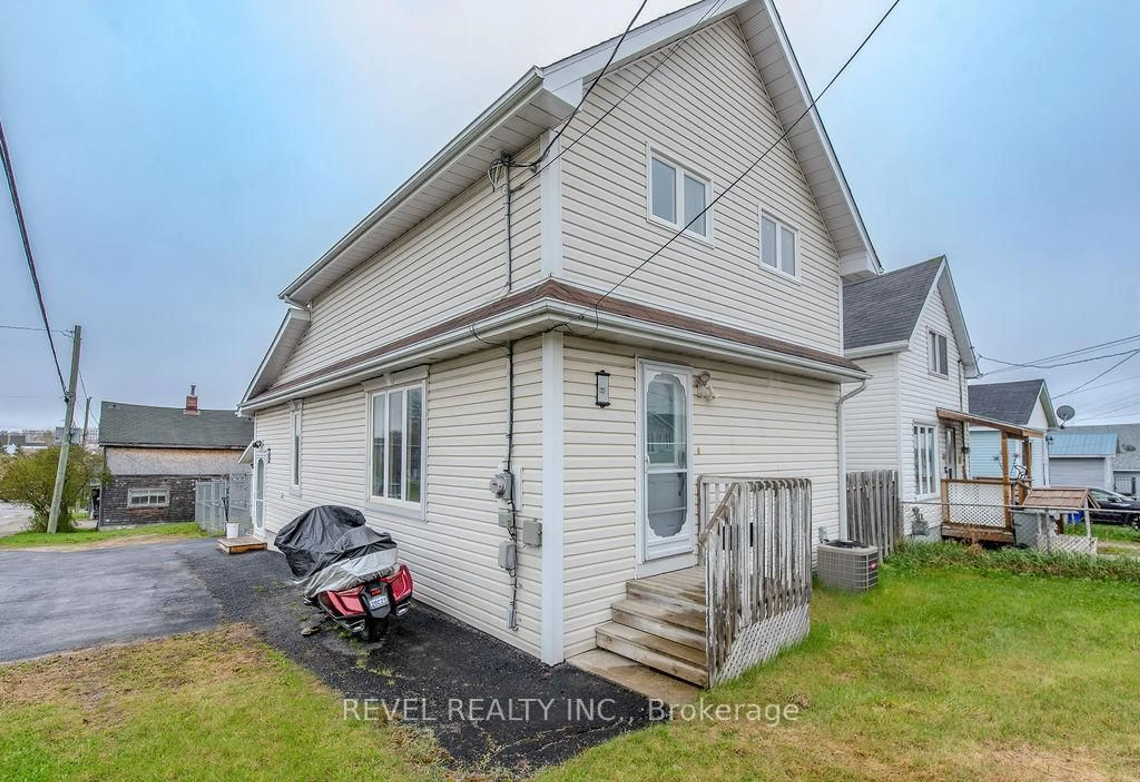 Home with vinyl exterior material, street for 66 Avenue Rd, Timmins Ontario P4N 5E1
