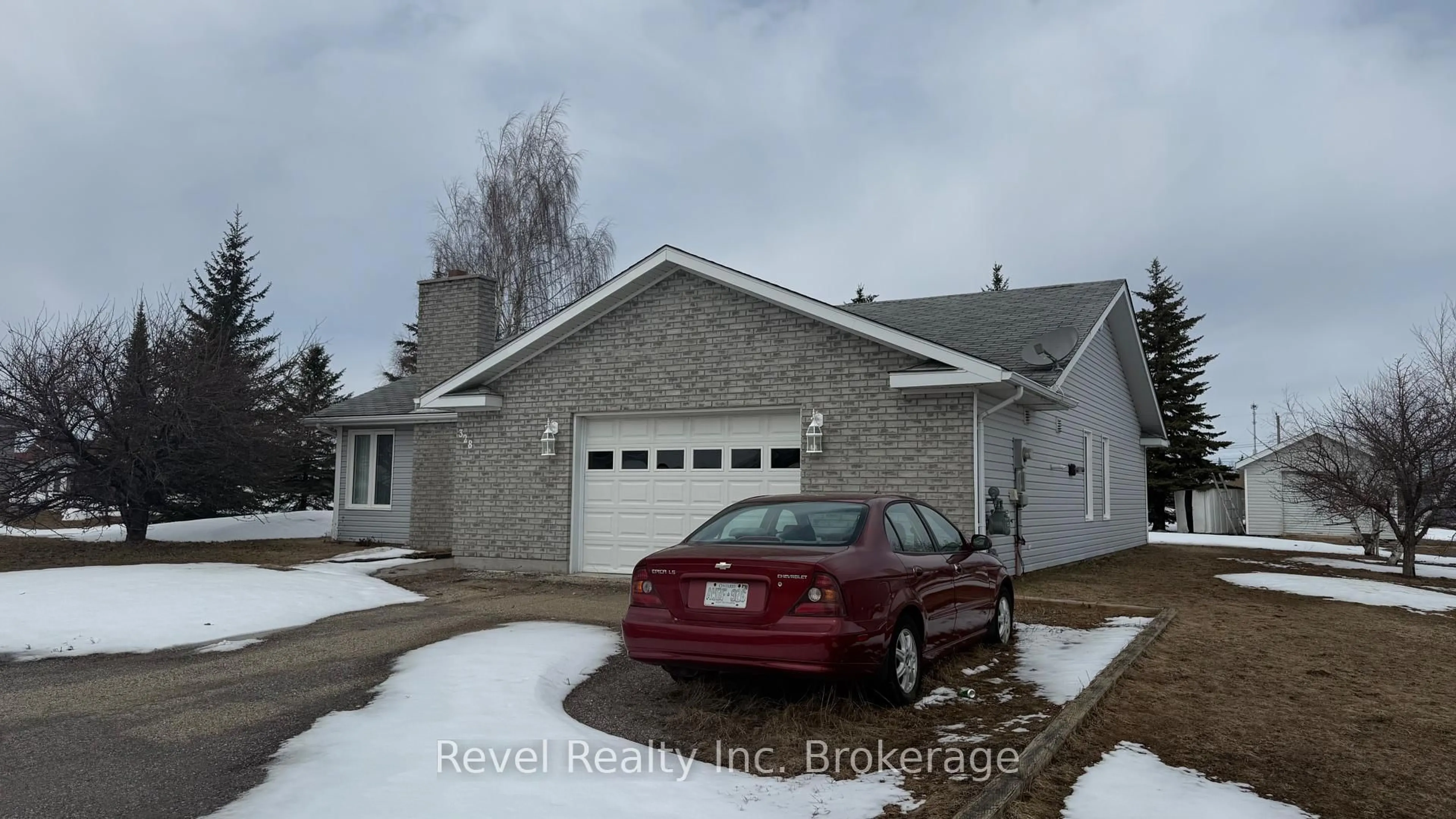 Indoor garage for 320 PRINCE St, Hearst Ontario P0L 1N0