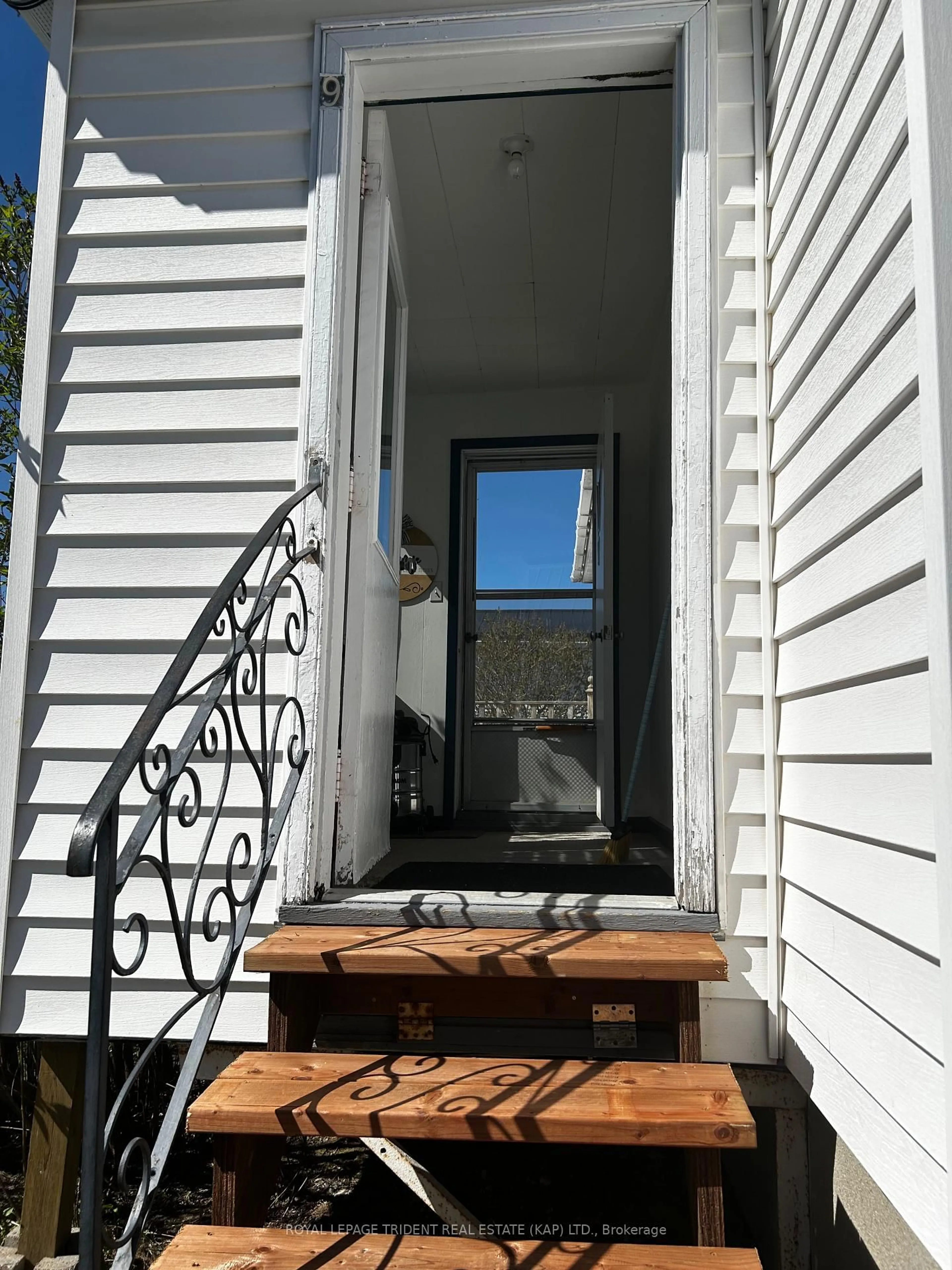 Indoor entryway for 9 Ontario Ave, Kapuskasing Ontario P5N 2J4