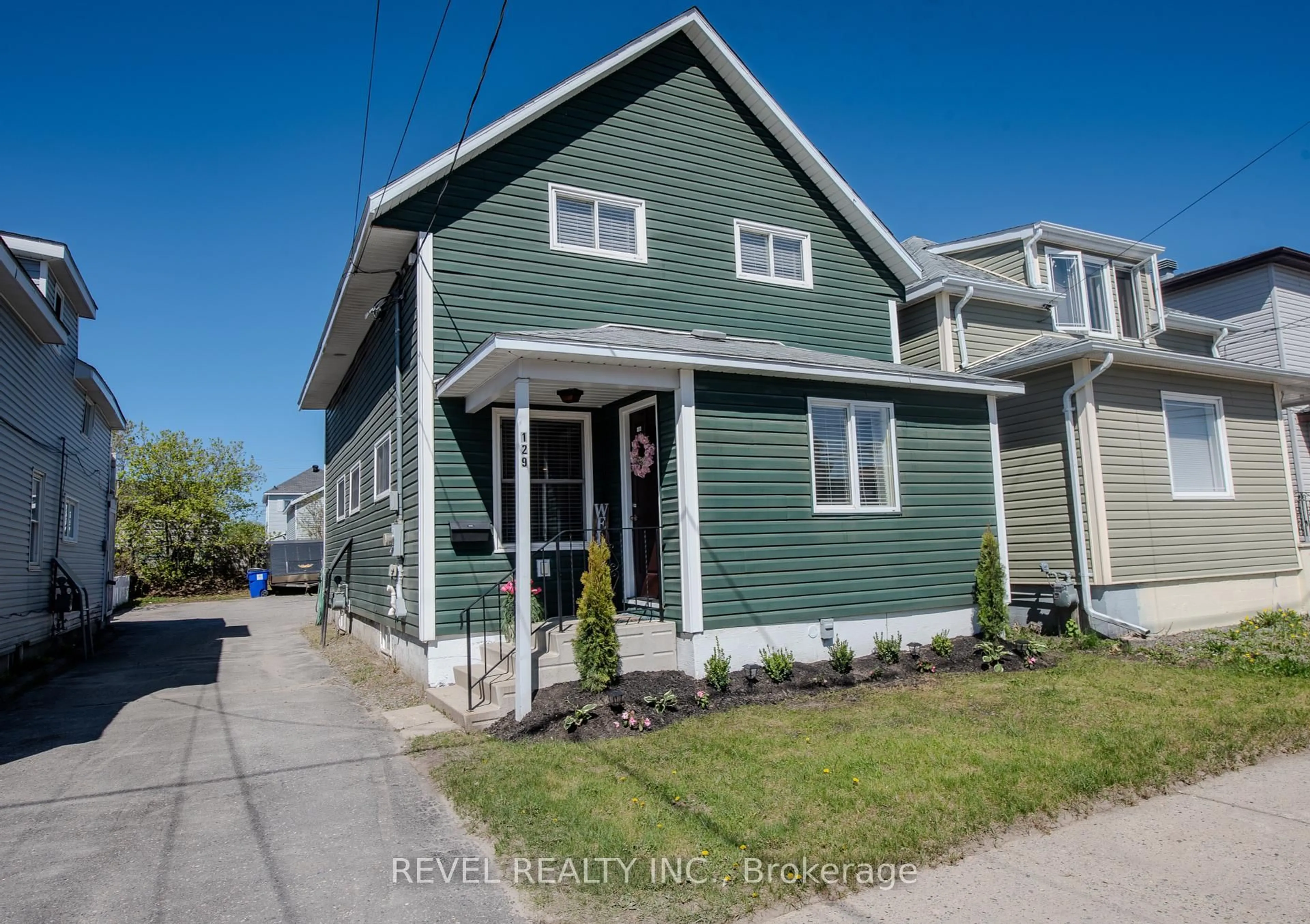 Home with vinyl exterior material, street for 129 Birch St, Timmins Ontario P4N 2A8