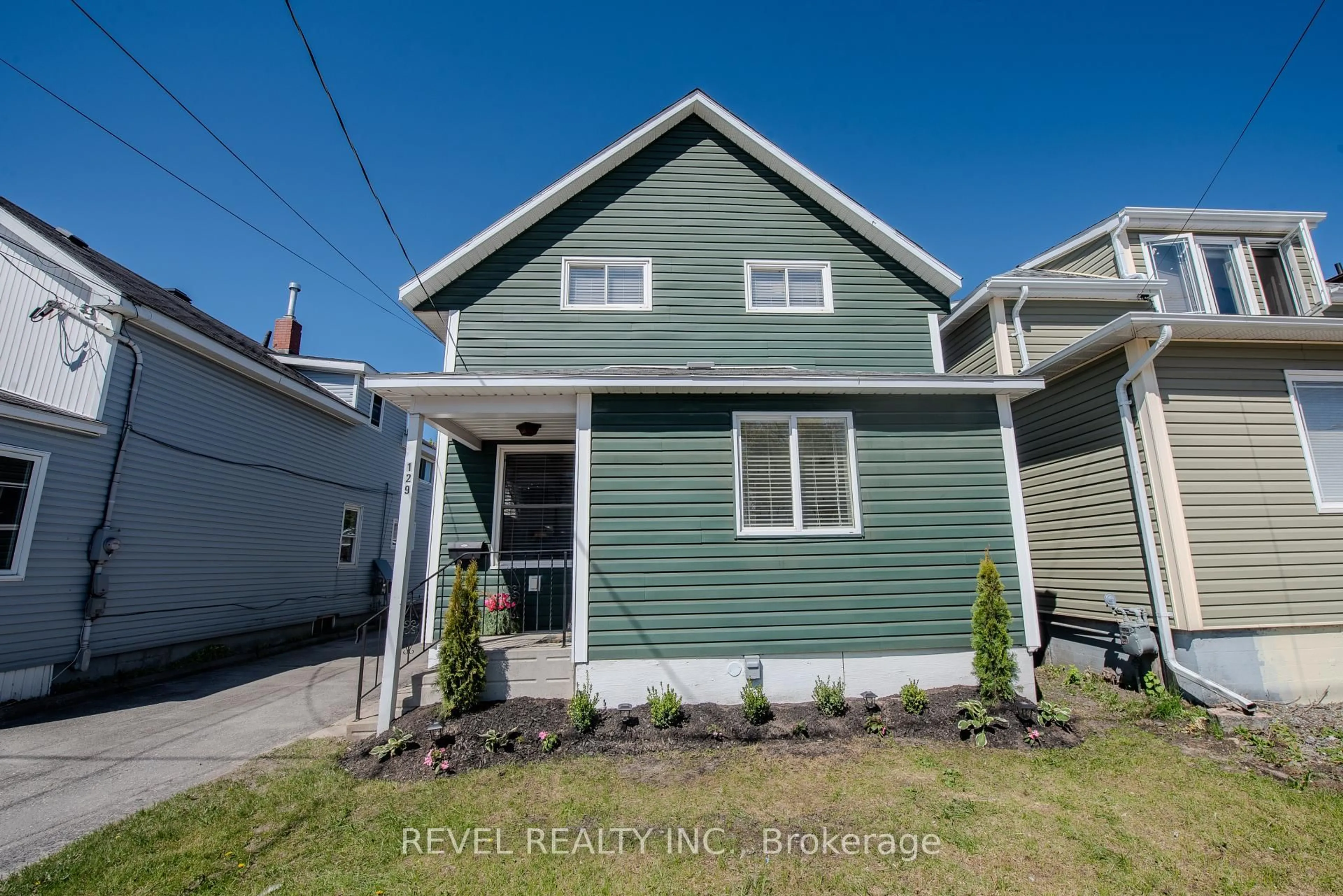 Home with vinyl exterior material, street for 129 Birch St, Timmins Ontario P4N 2A8
