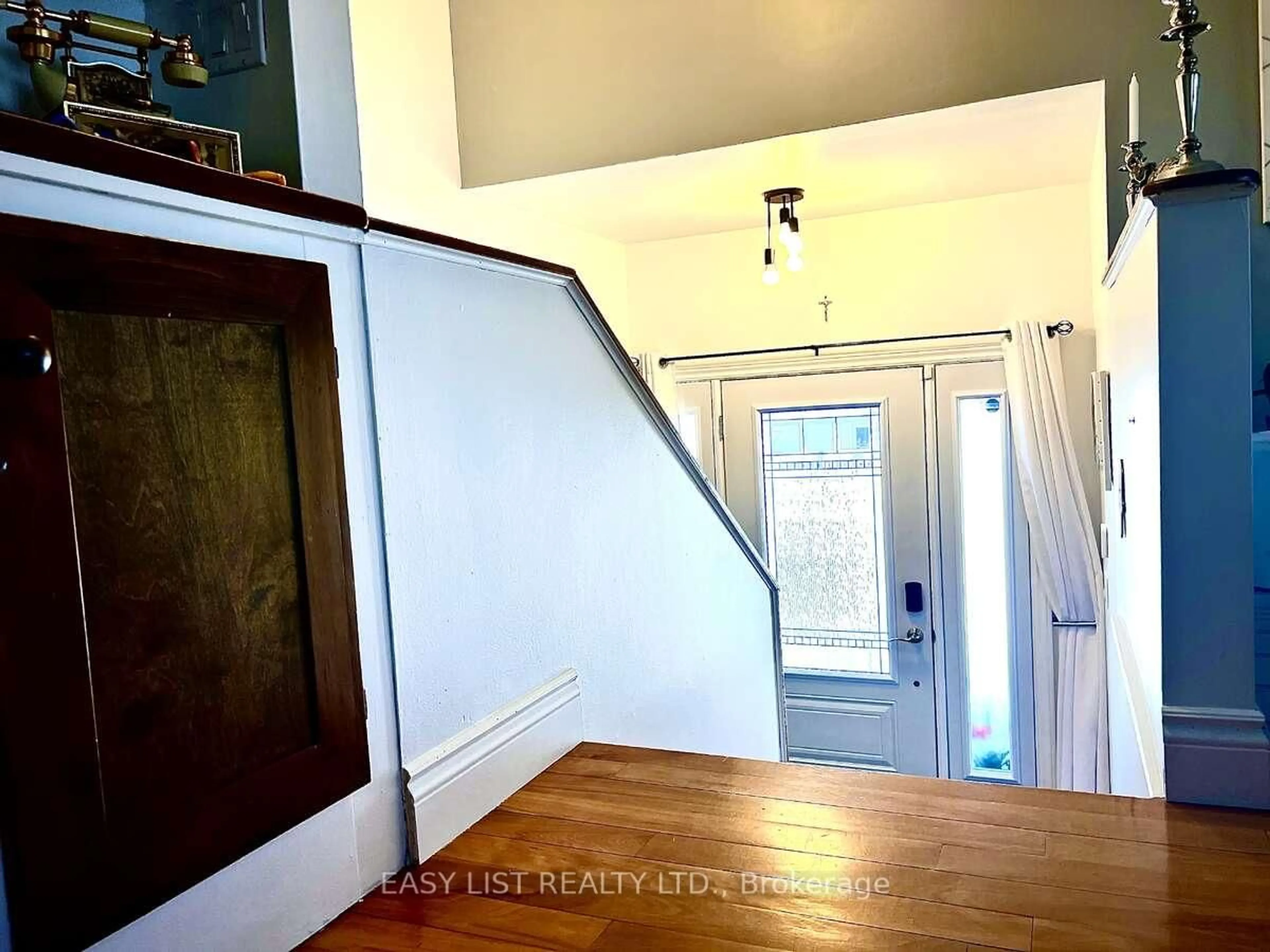 Indoor entryway for 35 Algonquin Rd, Cochrane Ontario P0L 1C0