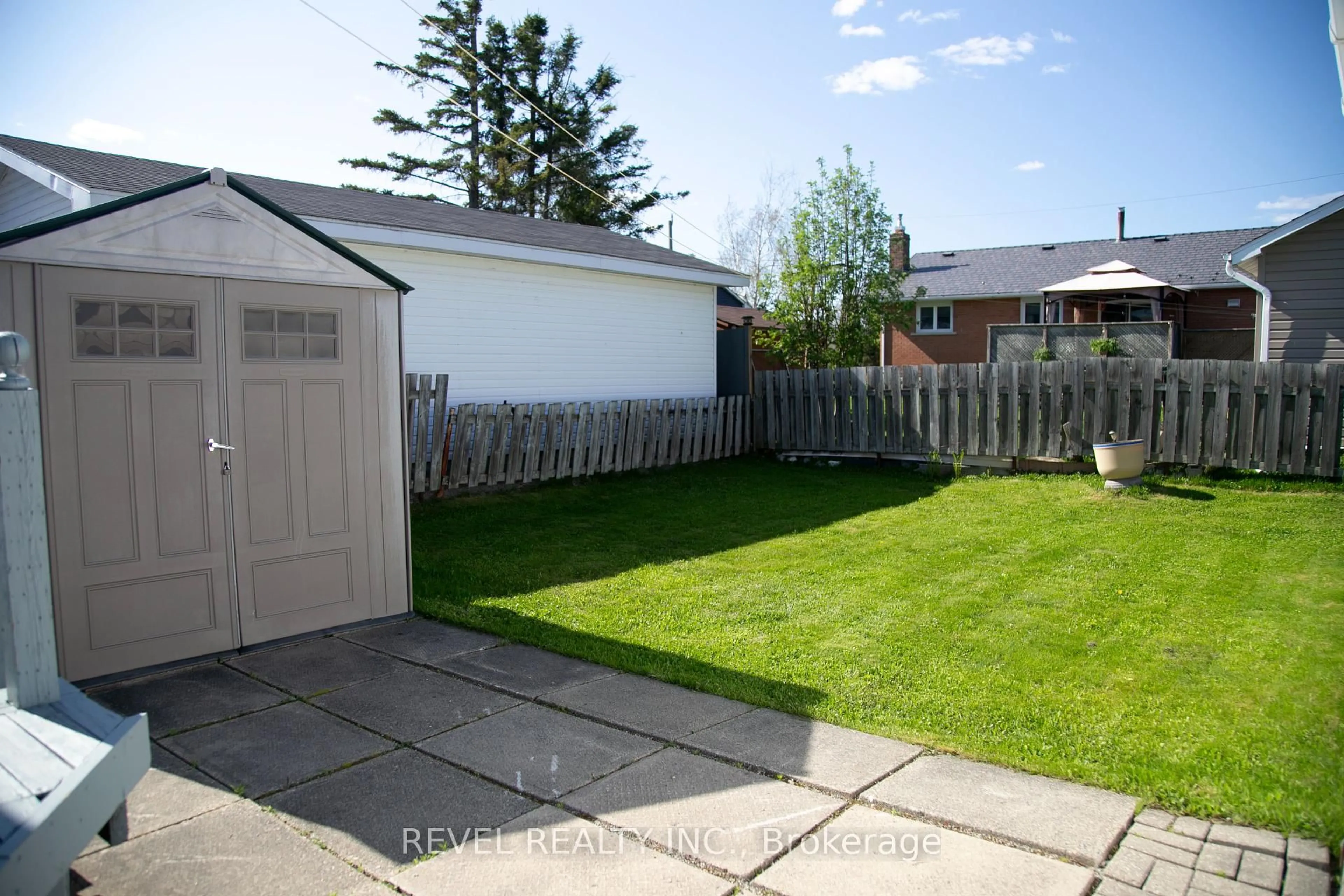 Patio, street for 172 Shamrock Ave, Timmins Ontario P0N 1H0