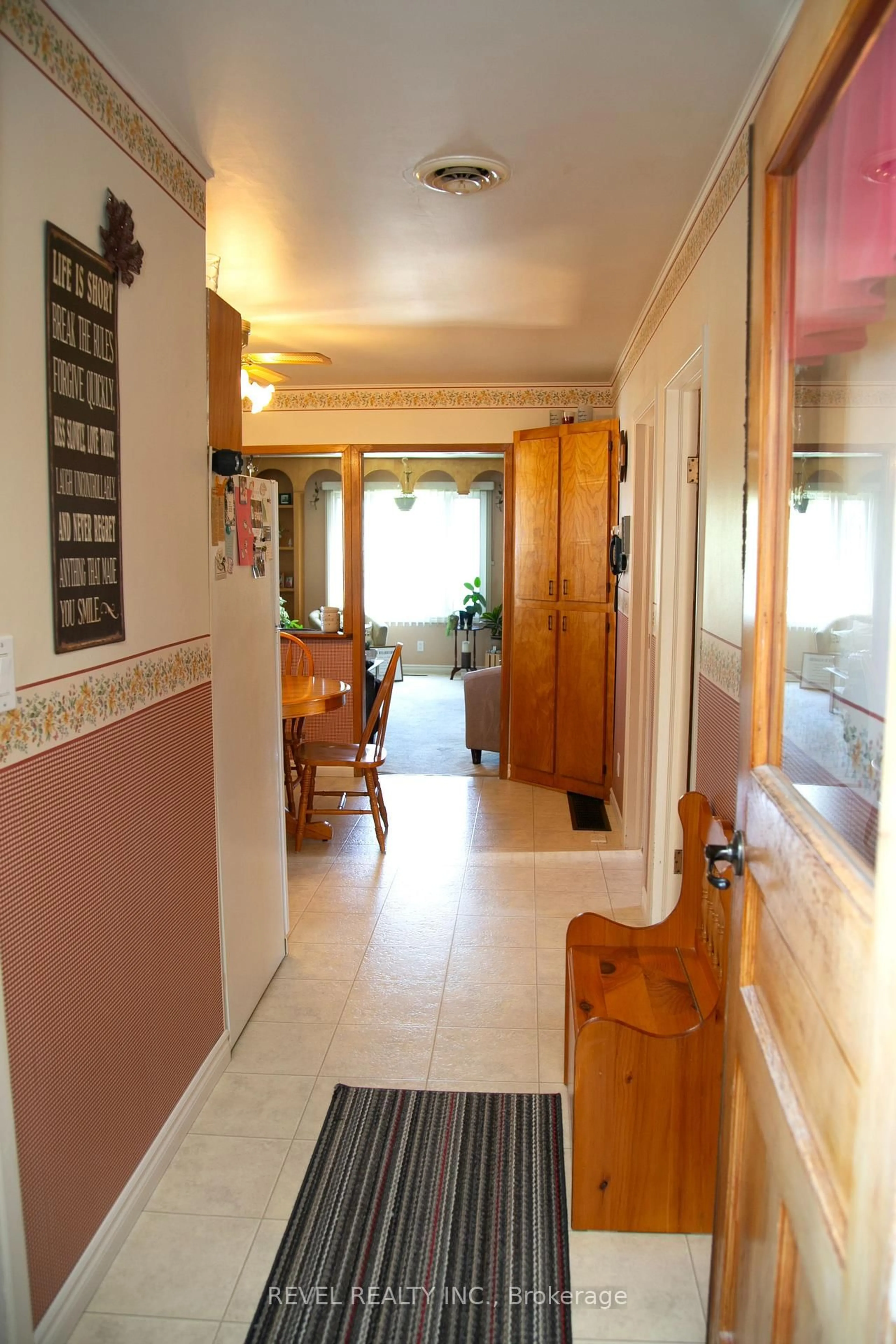 Indoor foyer for 172 Shamrock Ave, Timmins Ontario P0N 1H0