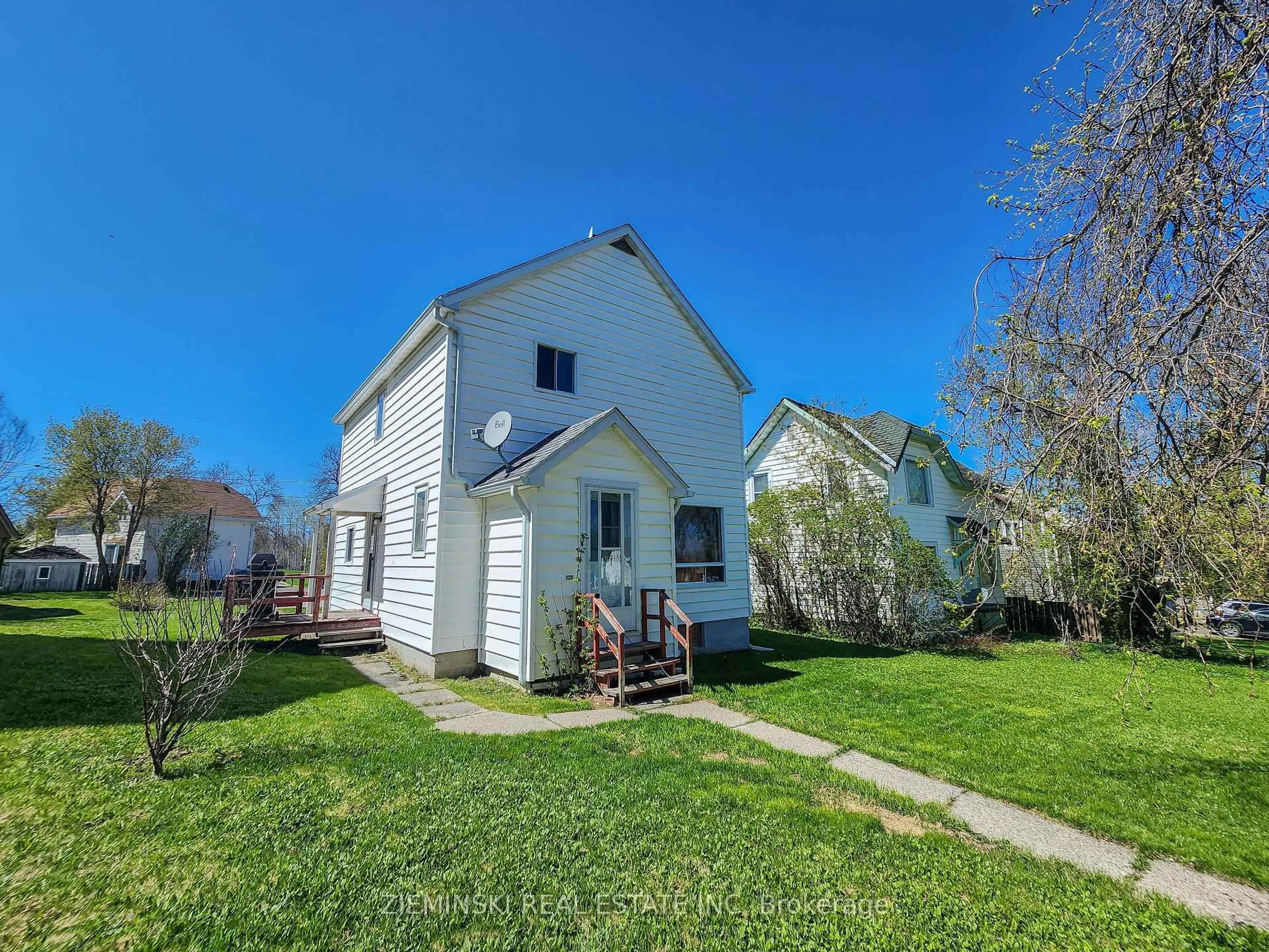 A pic from outside/outdoor area/front of a property/back of a property/a pic from drone, street for 120 Devonshire Ave, Iroquois Falls Ontario P0K 1E0