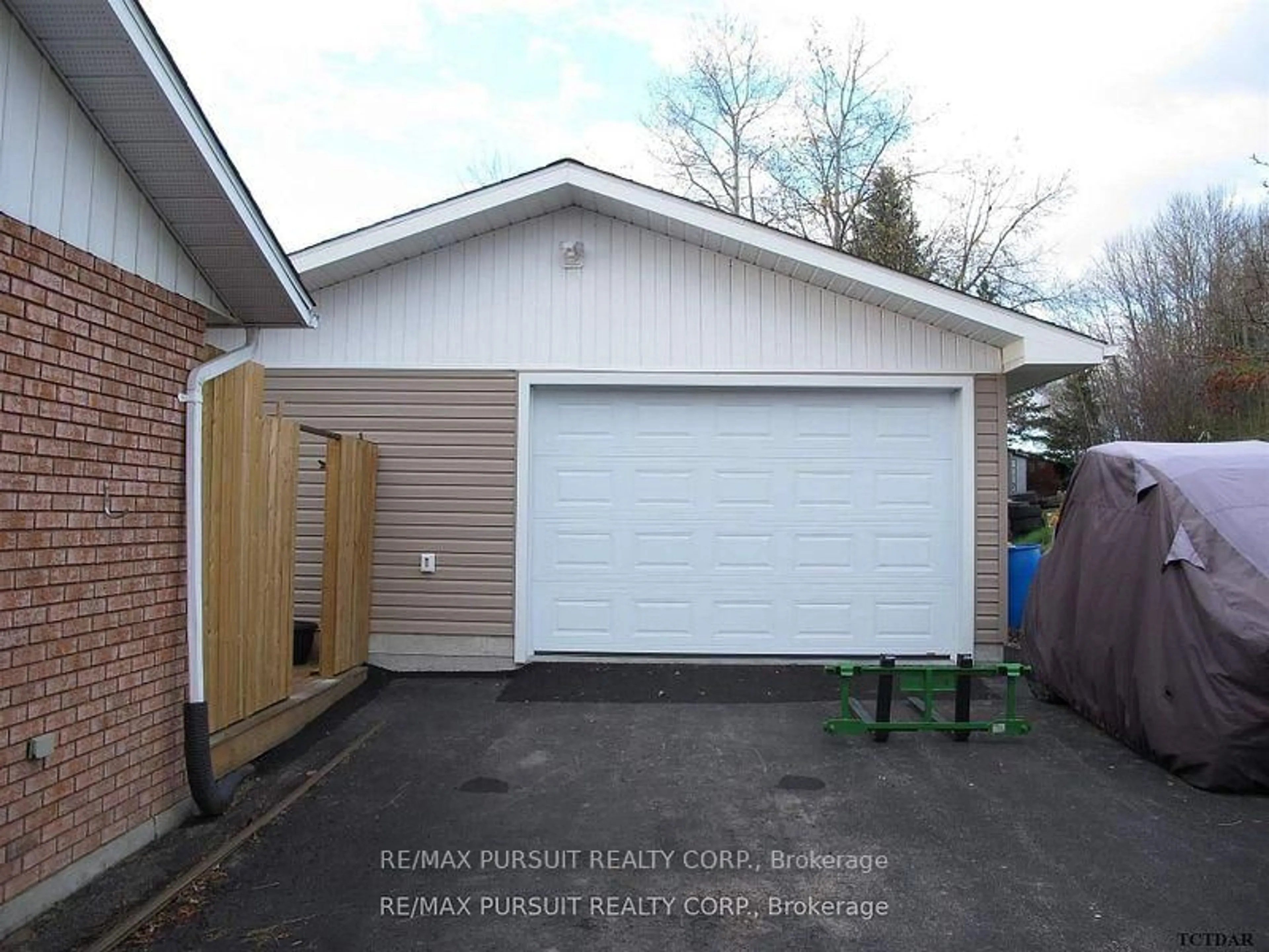 Indoor garage for 90 Lang St, Cobalt Ontario P0J 1C0