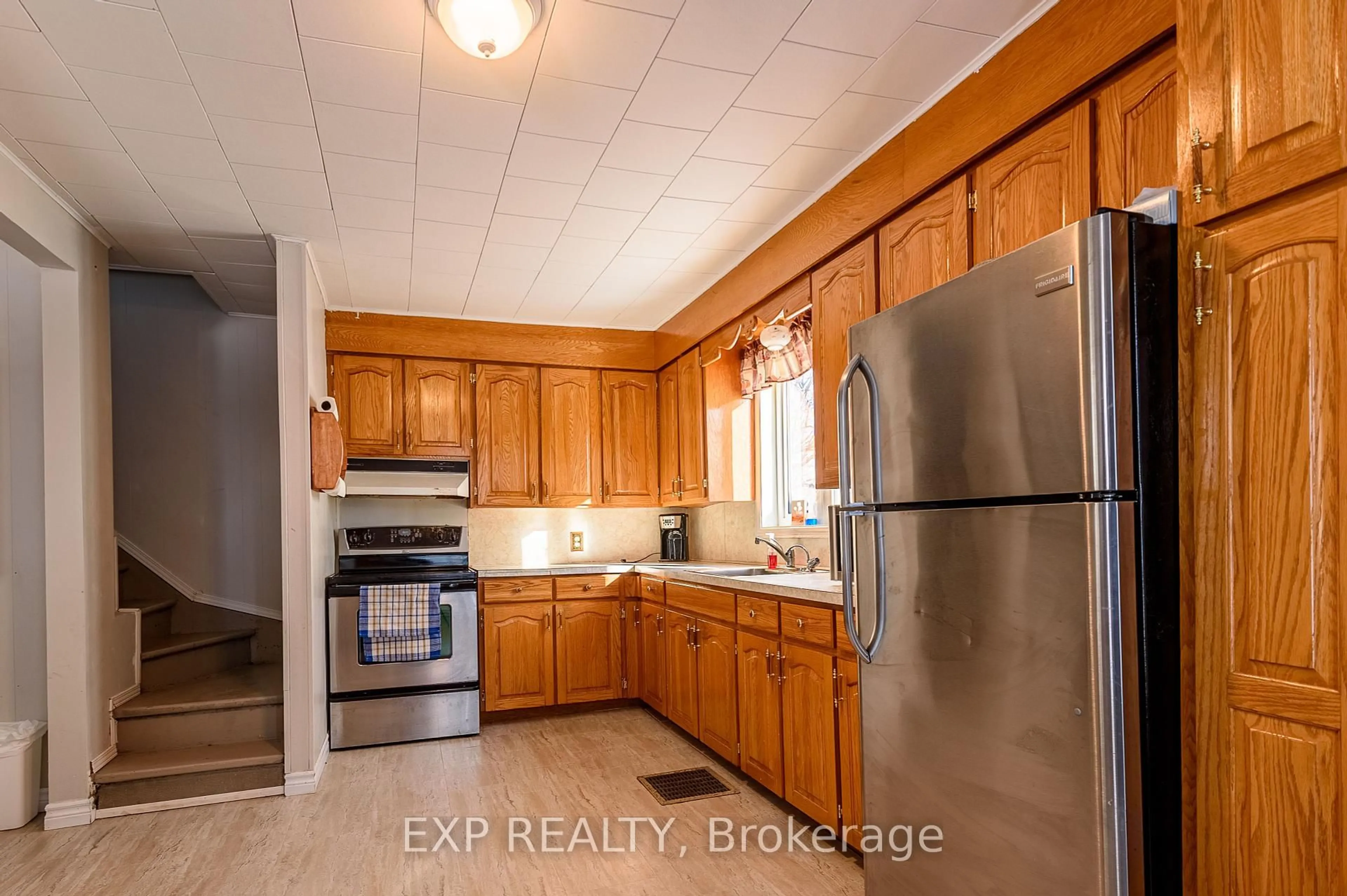 Standard kitchen, ceramic/tile floor for 92 Hollywood Ave, Smooth Rock Falls Ontario P0L 2B0