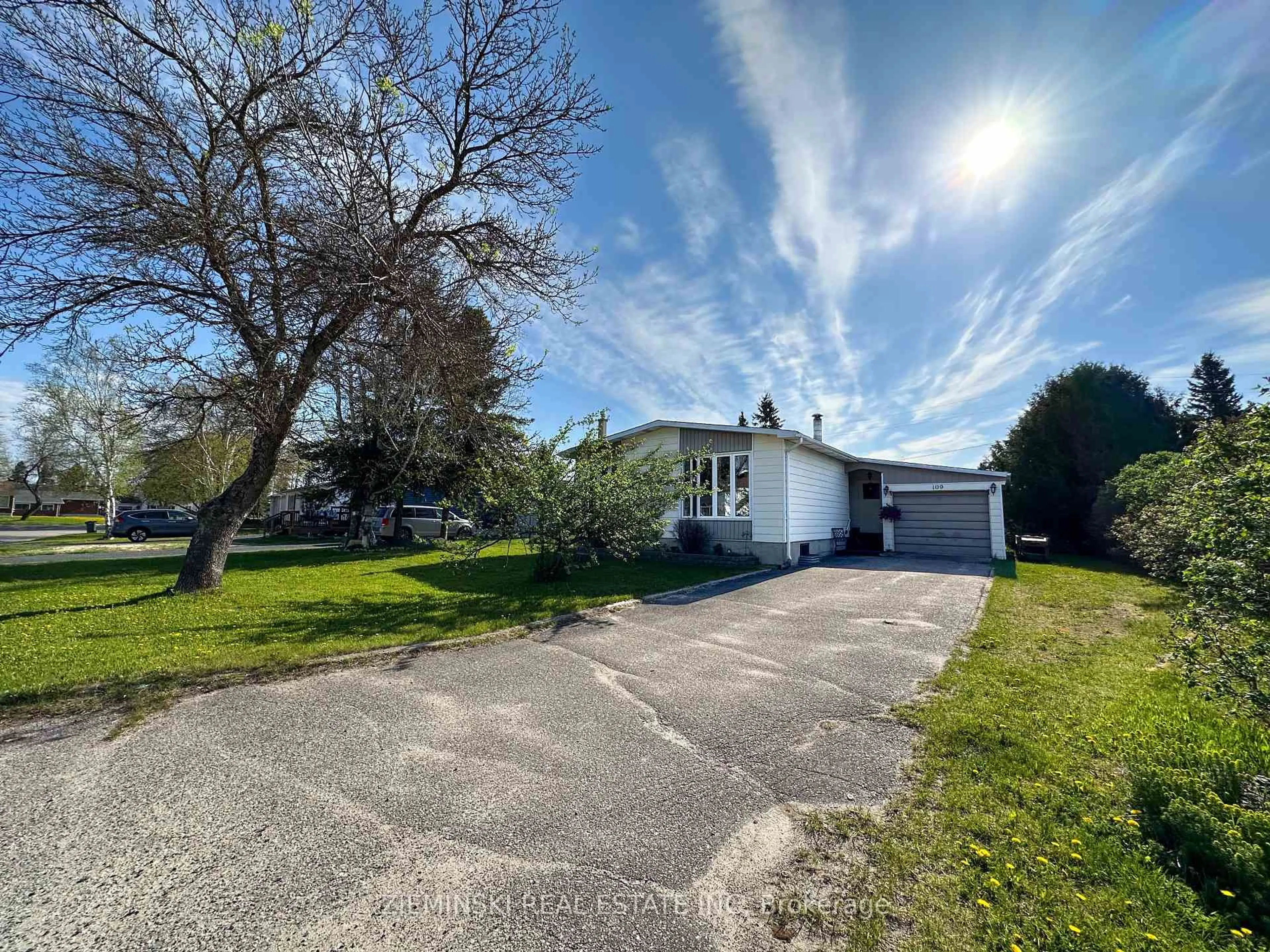 A pic from outside/outdoor area/front of a property/back of a property/a pic from drone, street for 109 New Circle Pl, Iroquois Falls Ontario P0K 1E0