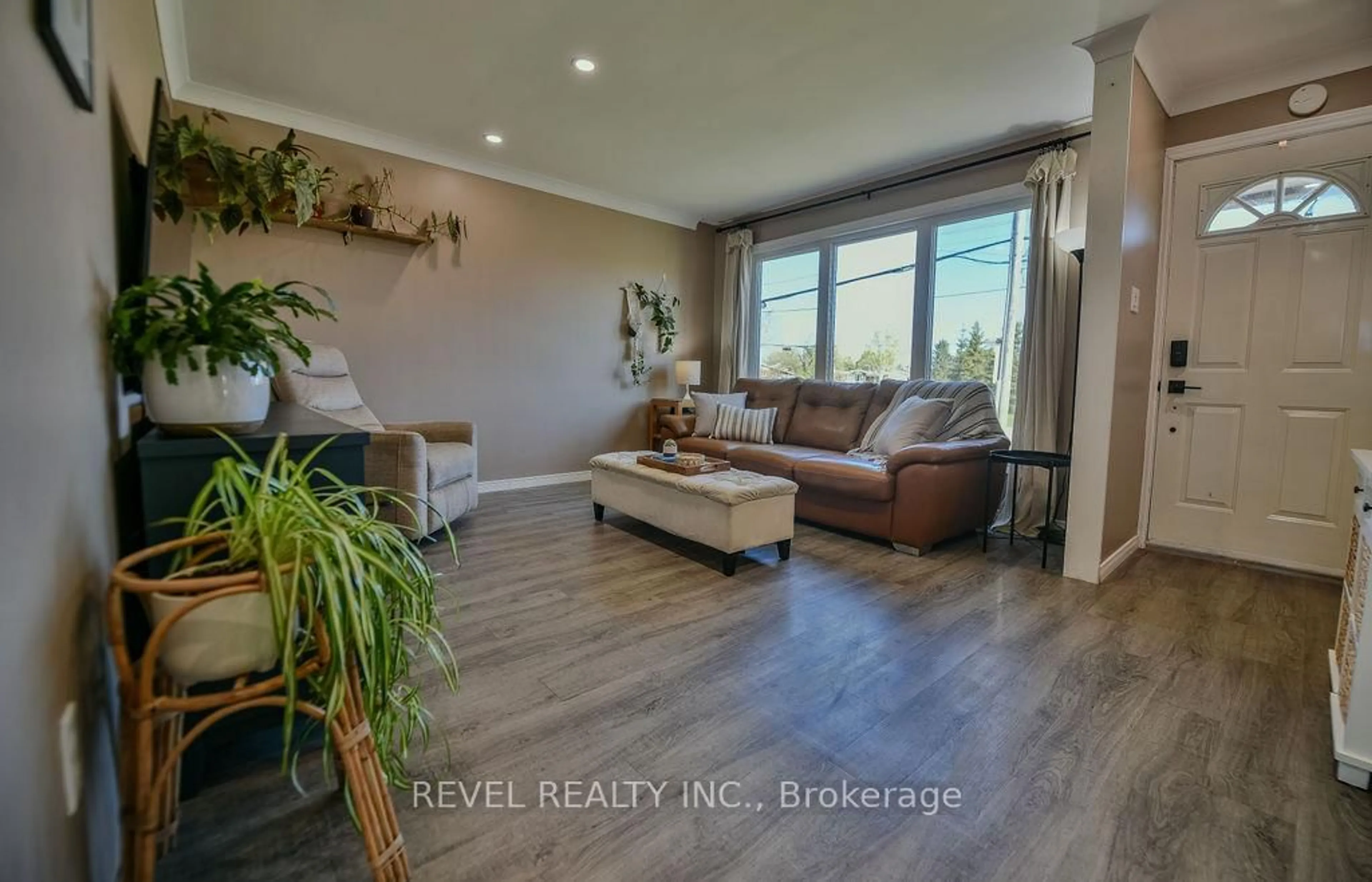 Living room with furniture, wood/laminate floor for 211 Jubilee Ave, Timmins Ontario P4N 4N1