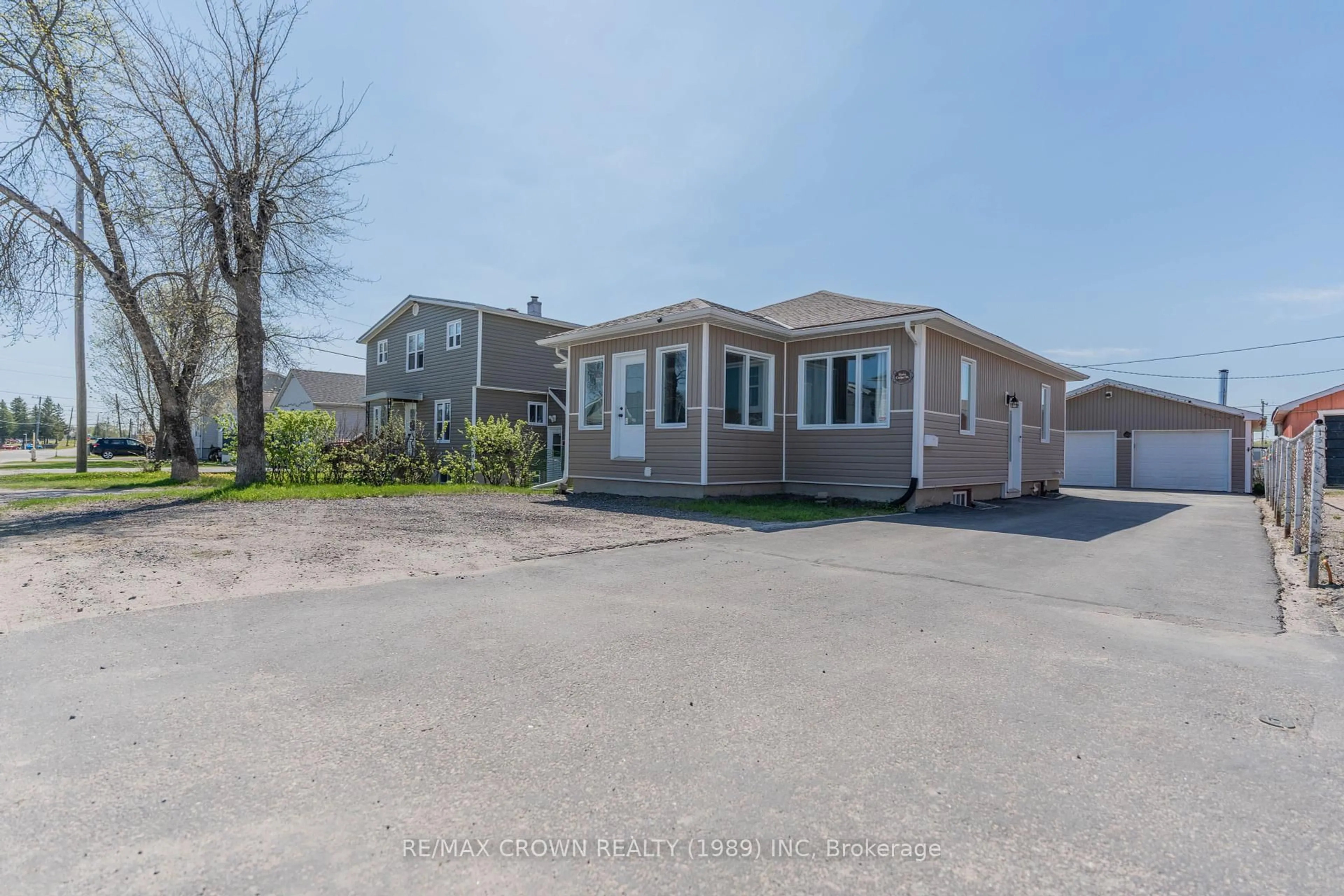 A pic from outside/outdoor area/front of a property/back of a property/a pic from drone, street for 40 Cedar St, Kapuskasing Ontario P5N 2A8