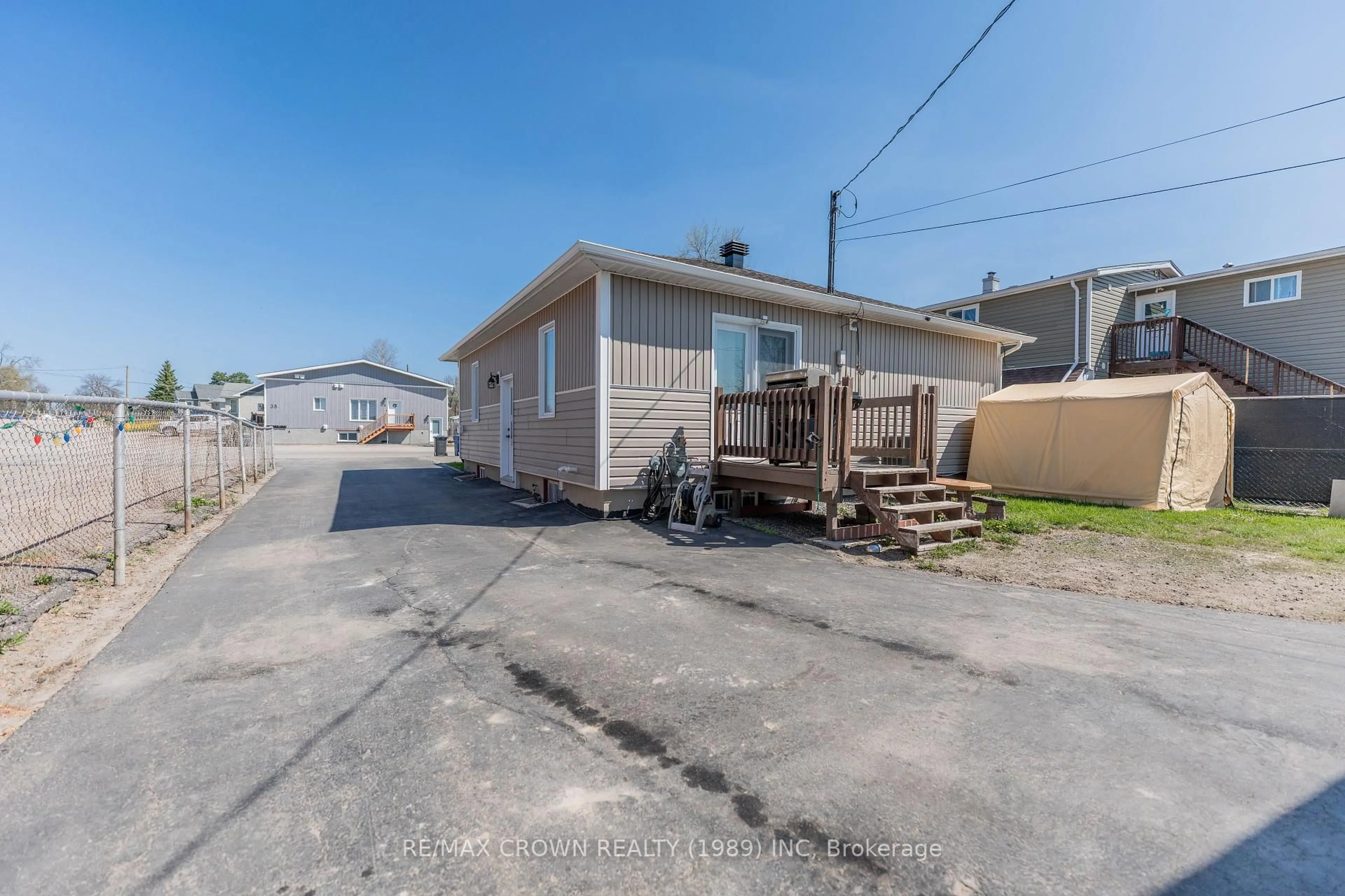 A pic from outside/outdoor area/front of a property/back of a property/a pic from drone, street for 40 Cedar St, Kapuskasing Ontario P5N 2A8