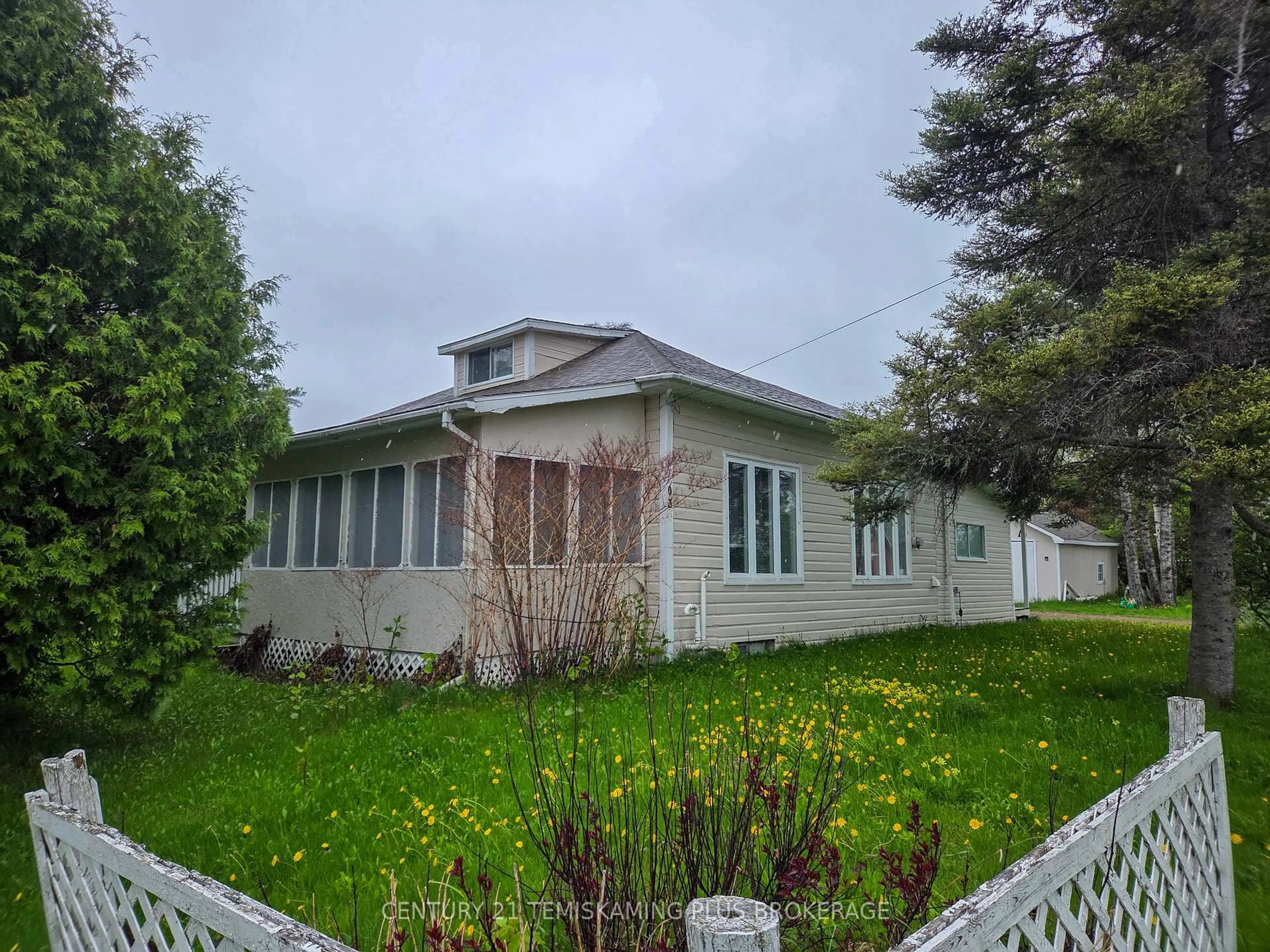 A pic from outside/outdoor area/front of a property/back of a property/a pic from drone, building for 03 FOURTH St, James Ontario P0J 1G0
