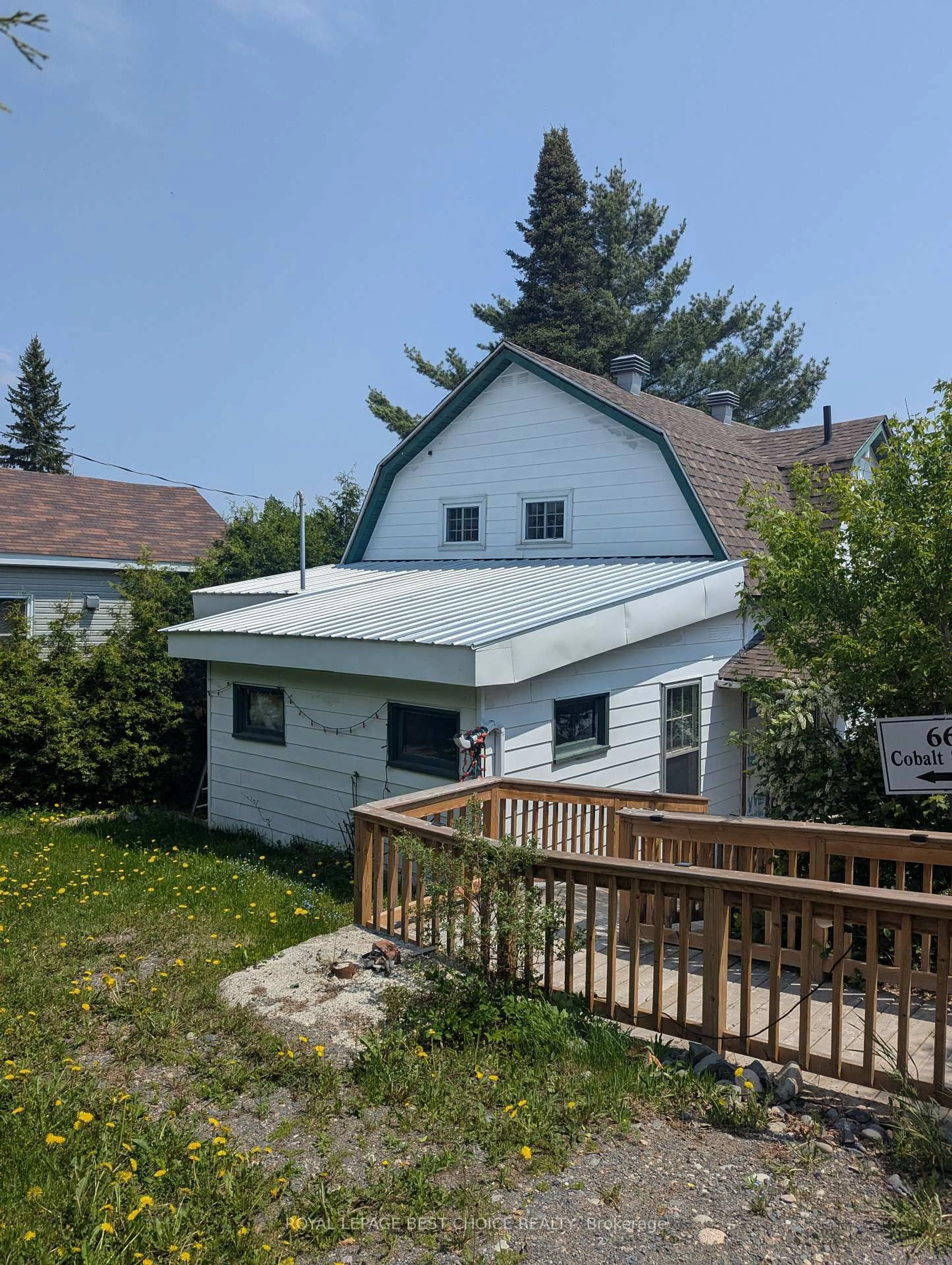 A pic from outside/outdoor area/front of a property/back of a property/a pic from drone, building for 66 Cobalt St, Cobalt Ontario P0J 1C0