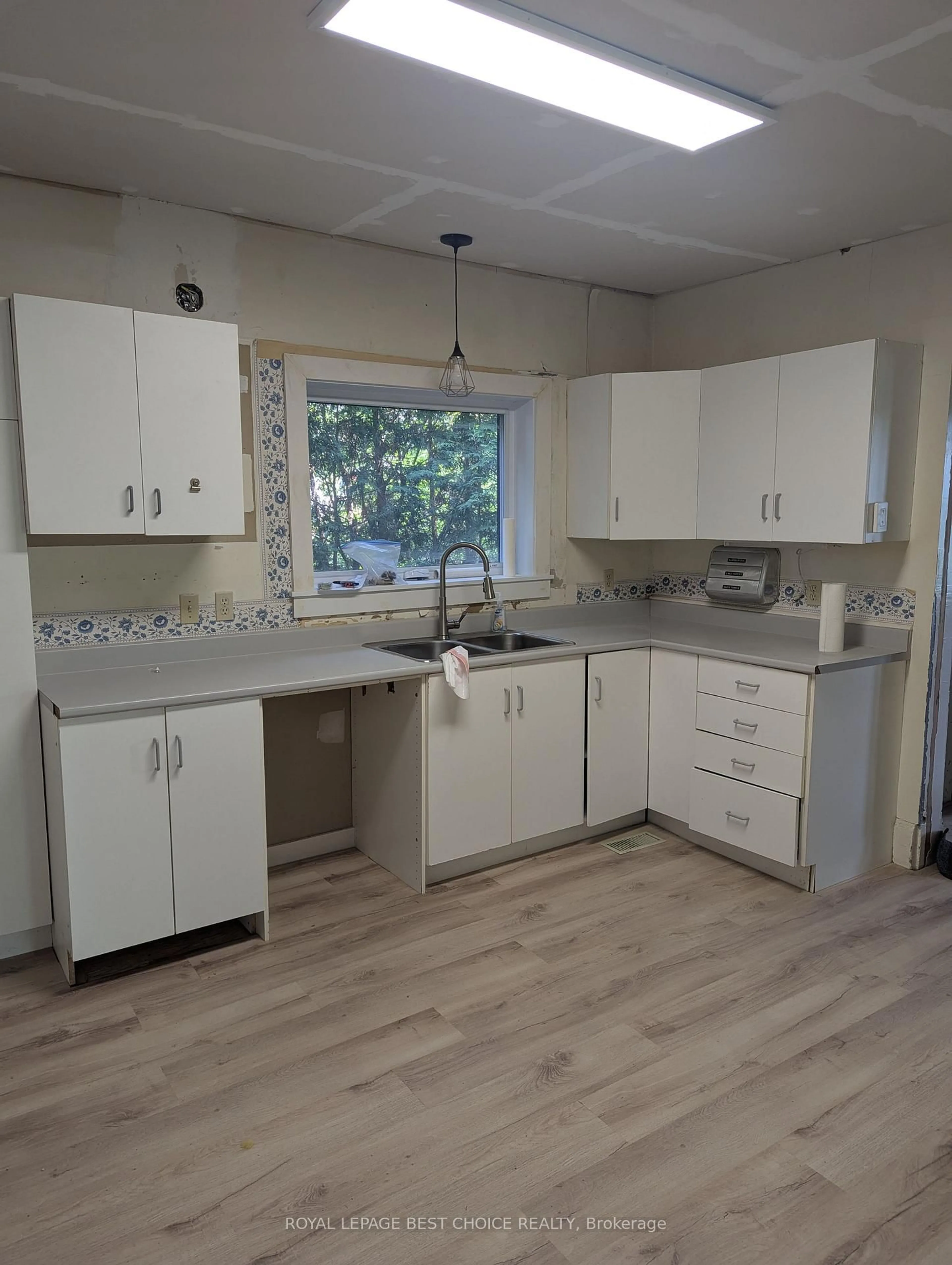 Standard kitchen, wood/laminate floor for 66 Cobalt St, Cobalt Ontario P0J 1C0