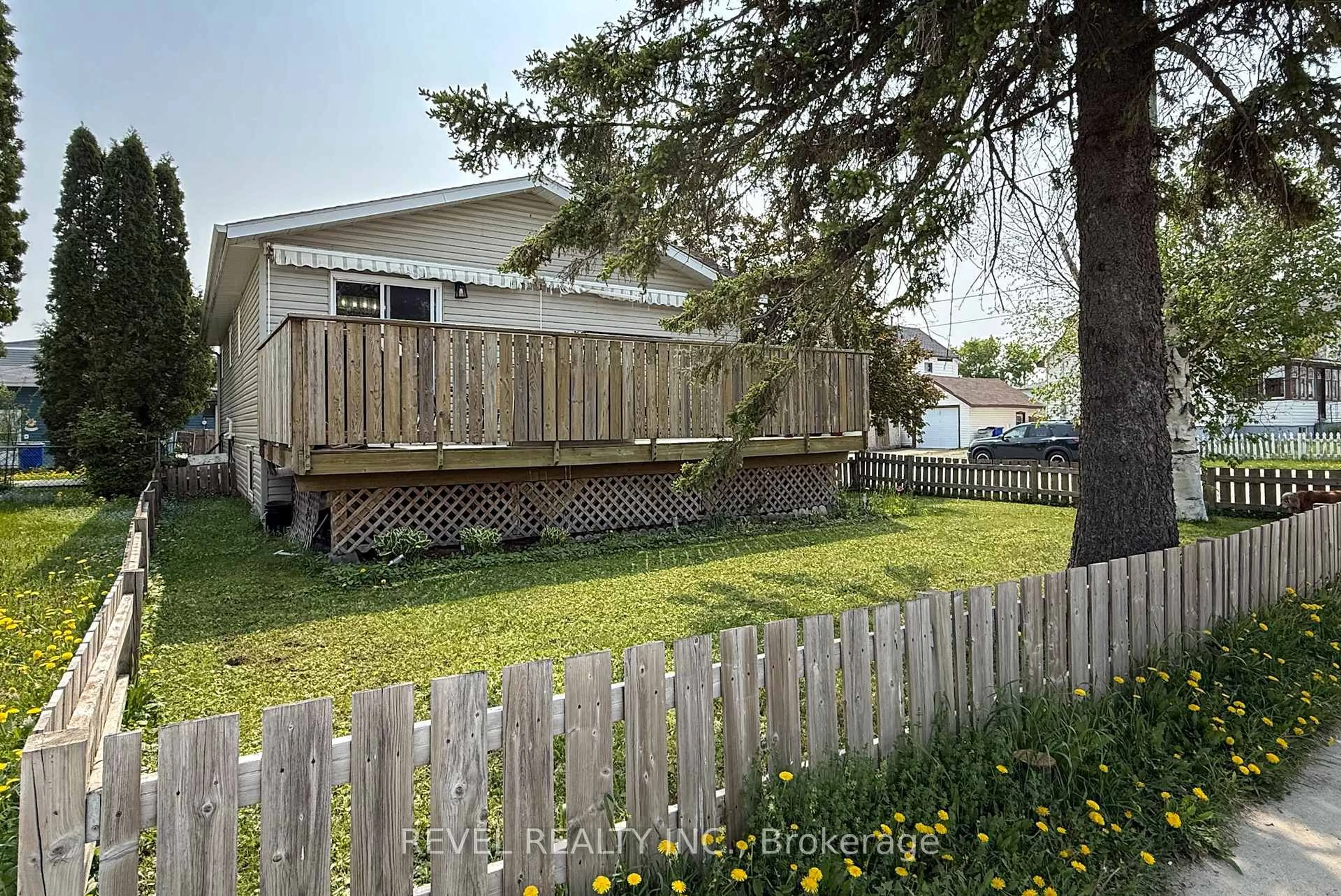 A pic from outside/outdoor area/front of a property/back of a property/a pic from drone, street for 124 Shamrock Ave, Timmins Ontario P0N 1H0