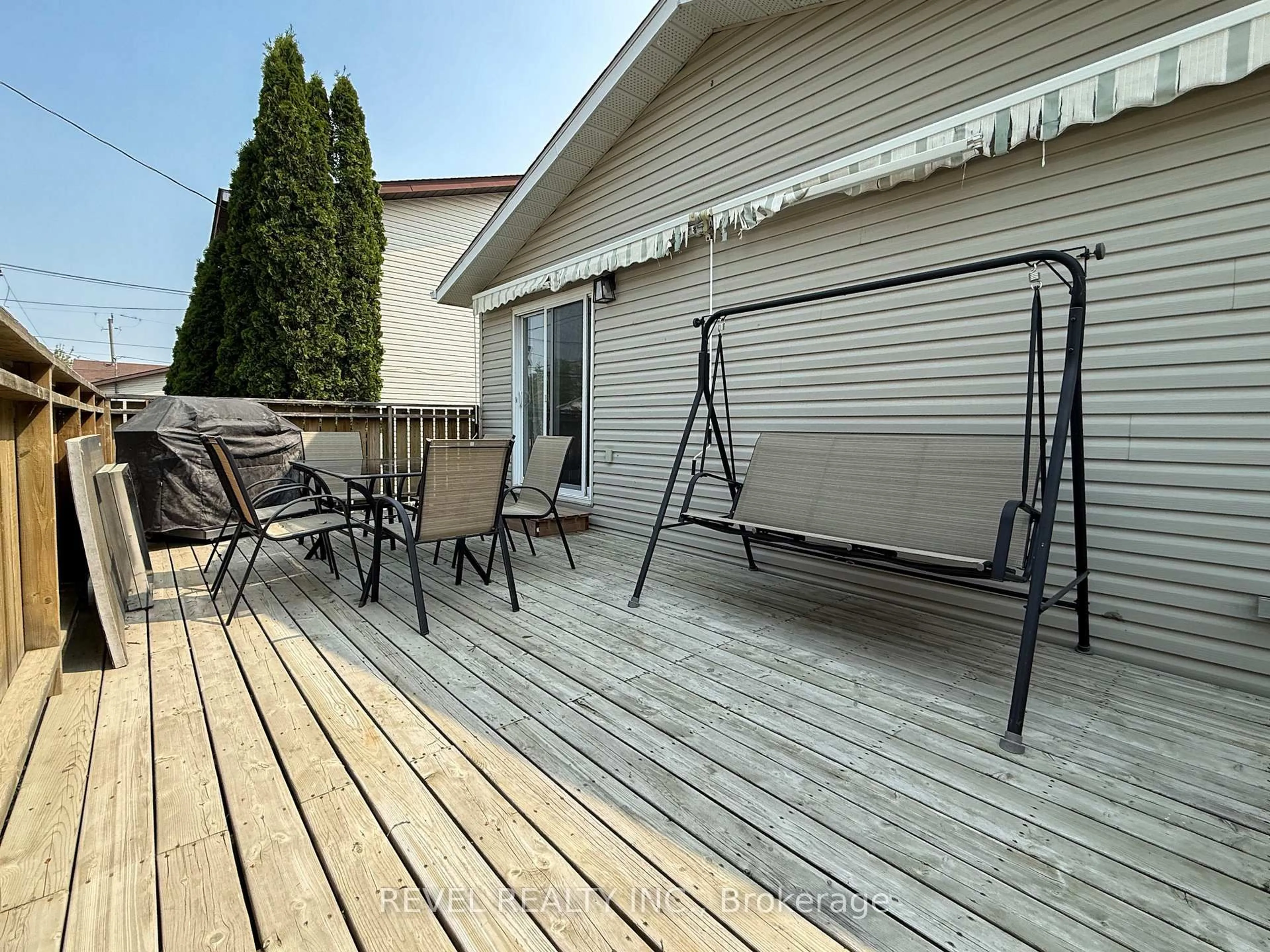 Patio, street for 124 Shamrock Ave, Timmins Ontario P0N 1H0