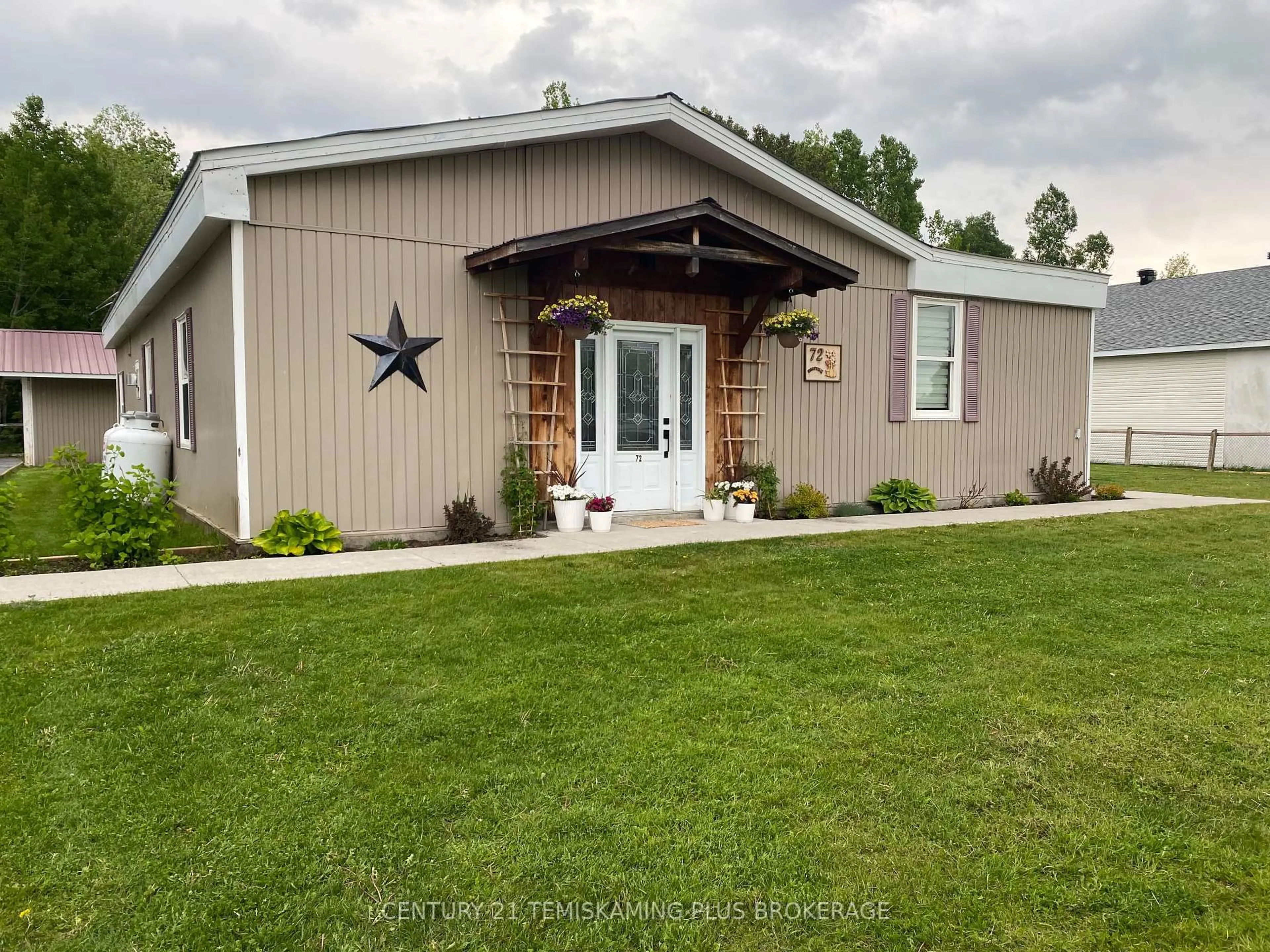 Home with vinyl exterior material, unknown for 72 Empire St, Timiskaming Ontario P0J 1N0