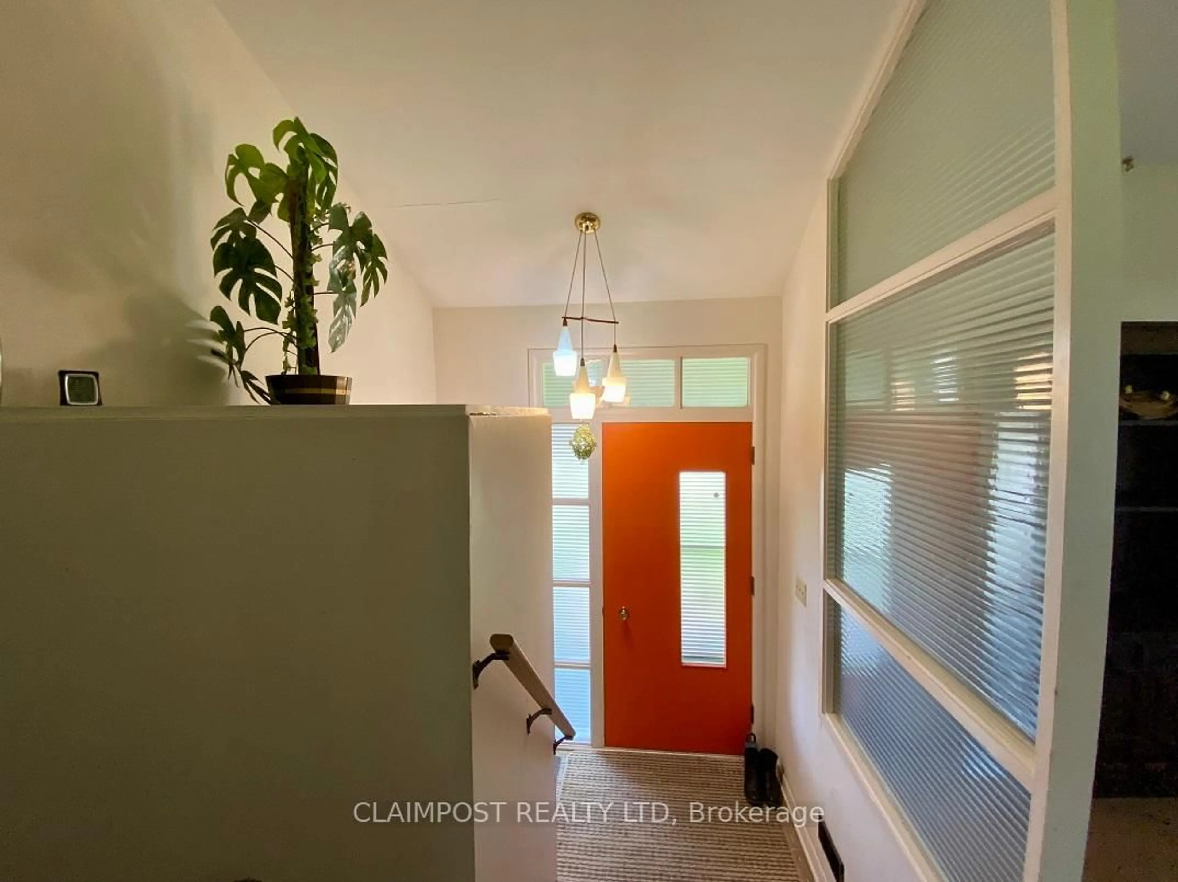 Indoor entryway for 147 Picadilly Circ, Iroquois Falls Ontario P0K 1E0