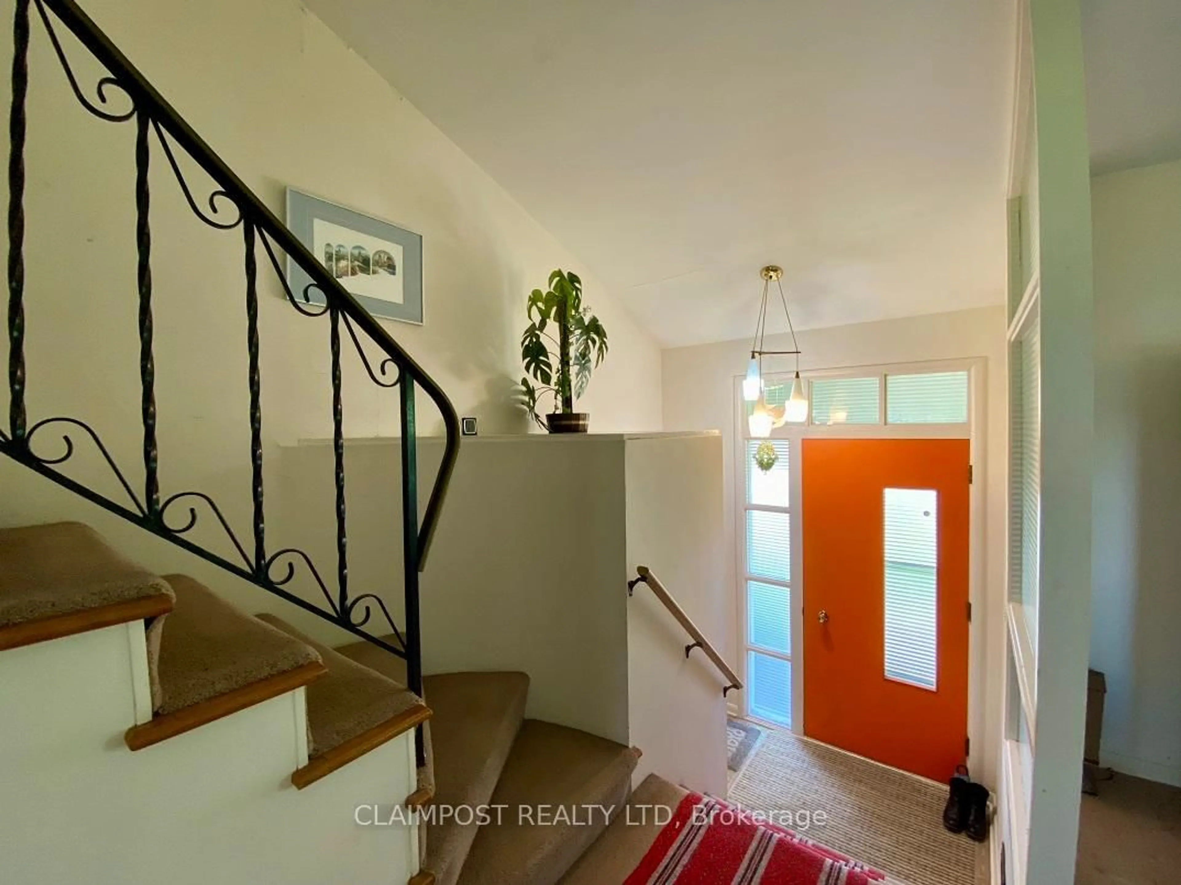 Indoor entryway for 147 Picadilly Circ, Iroquois Falls Ontario P0K 1E0