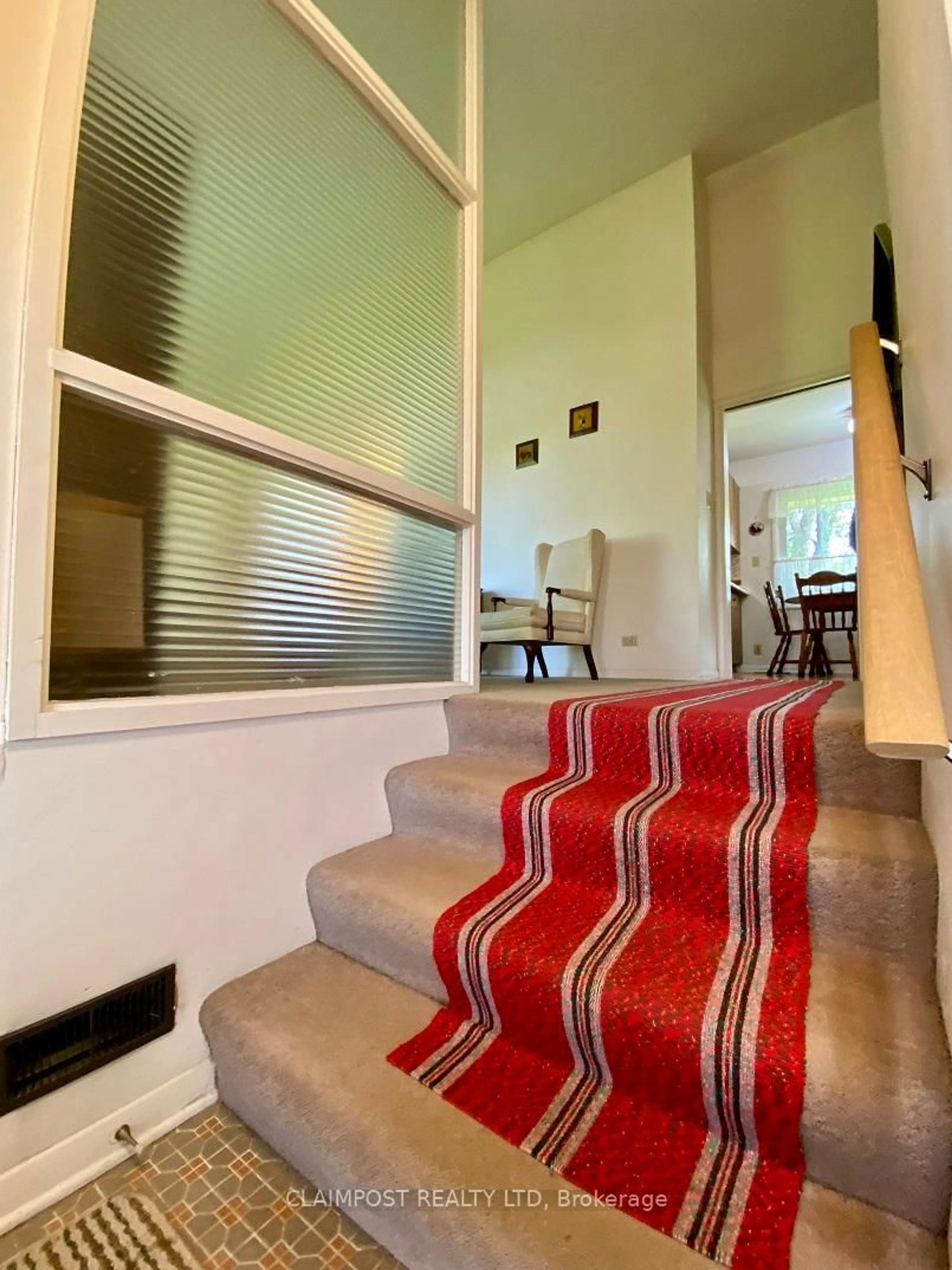 Indoor foyer for 147 Picadilly Circ, Iroquois Falls Ontario P0K 1E0