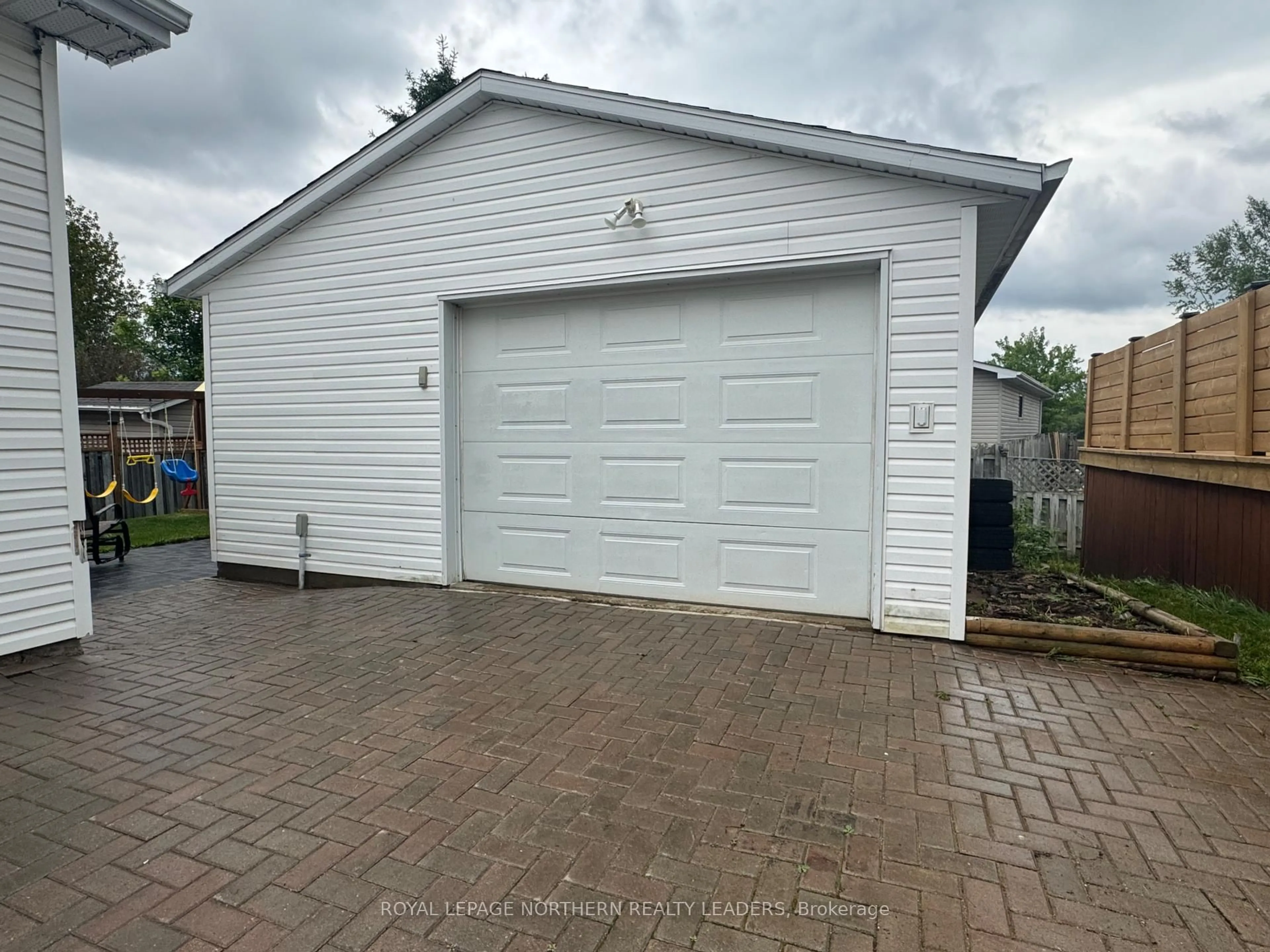 Indoor garage for 1187 Park Ave, Timmins Ontario P4R 1M3