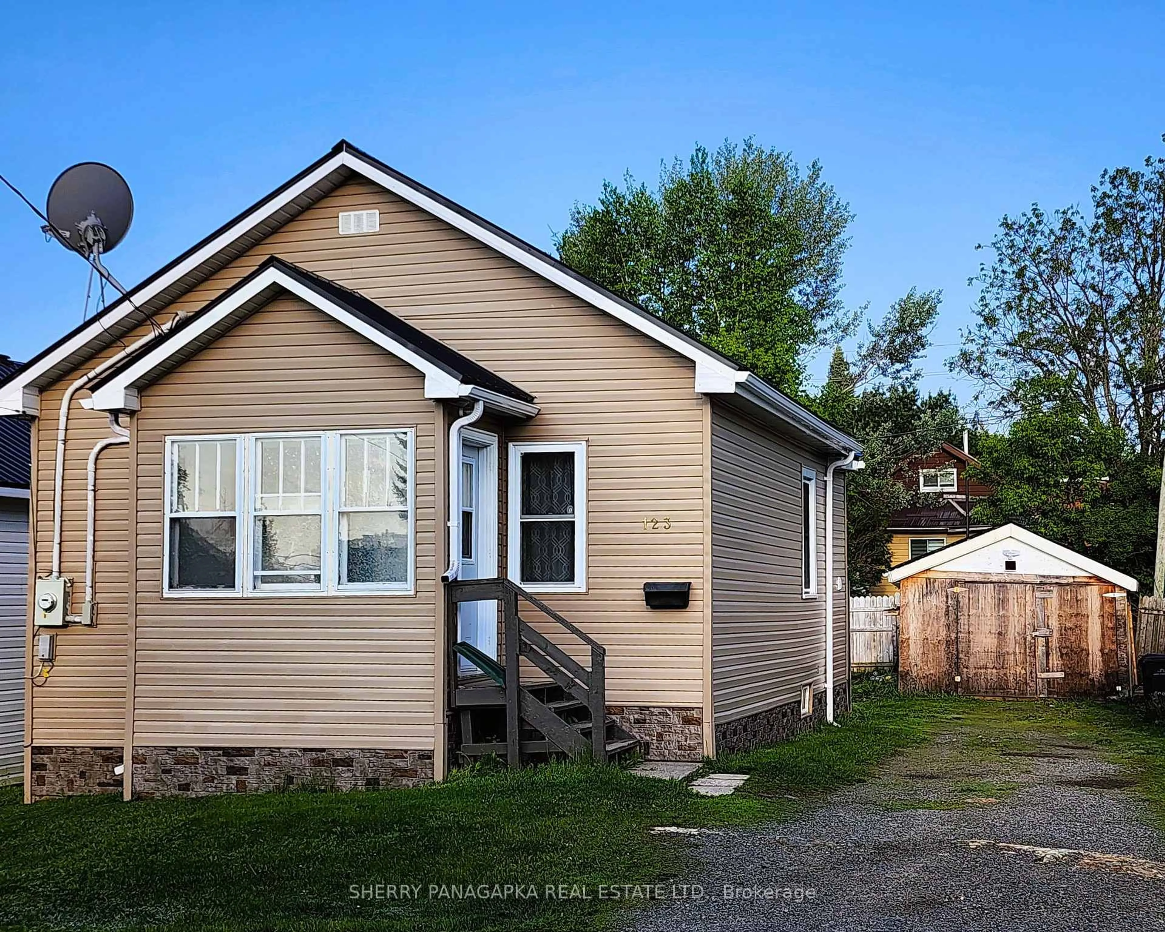 Home with vinyl exterior material, street for 123 Woods St, Kirkland Lake Ontario P2N 3C4