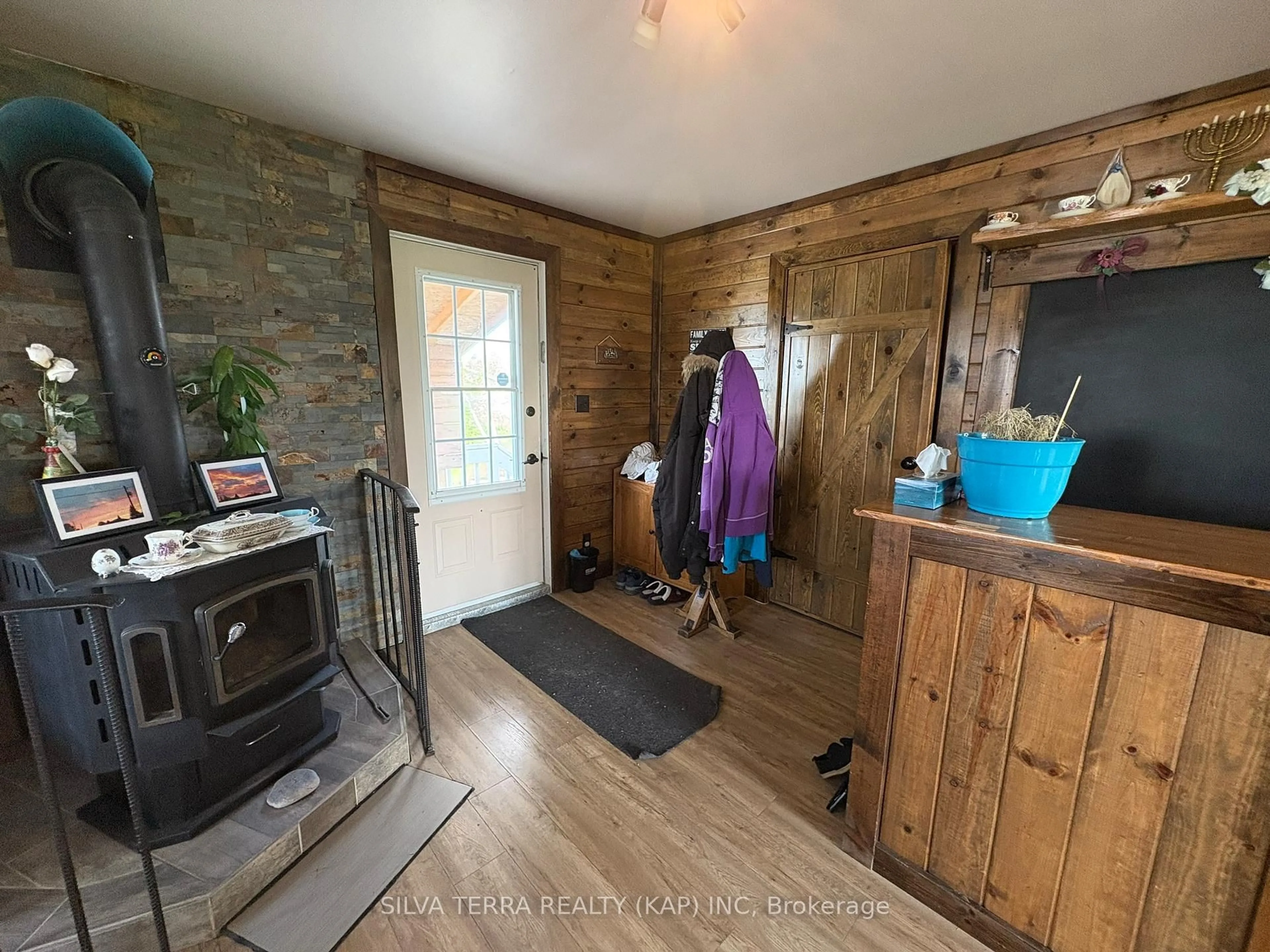 Indoor entryway for 52 Doyon St, Fauquier-Strickland Ontario P0L 1G0