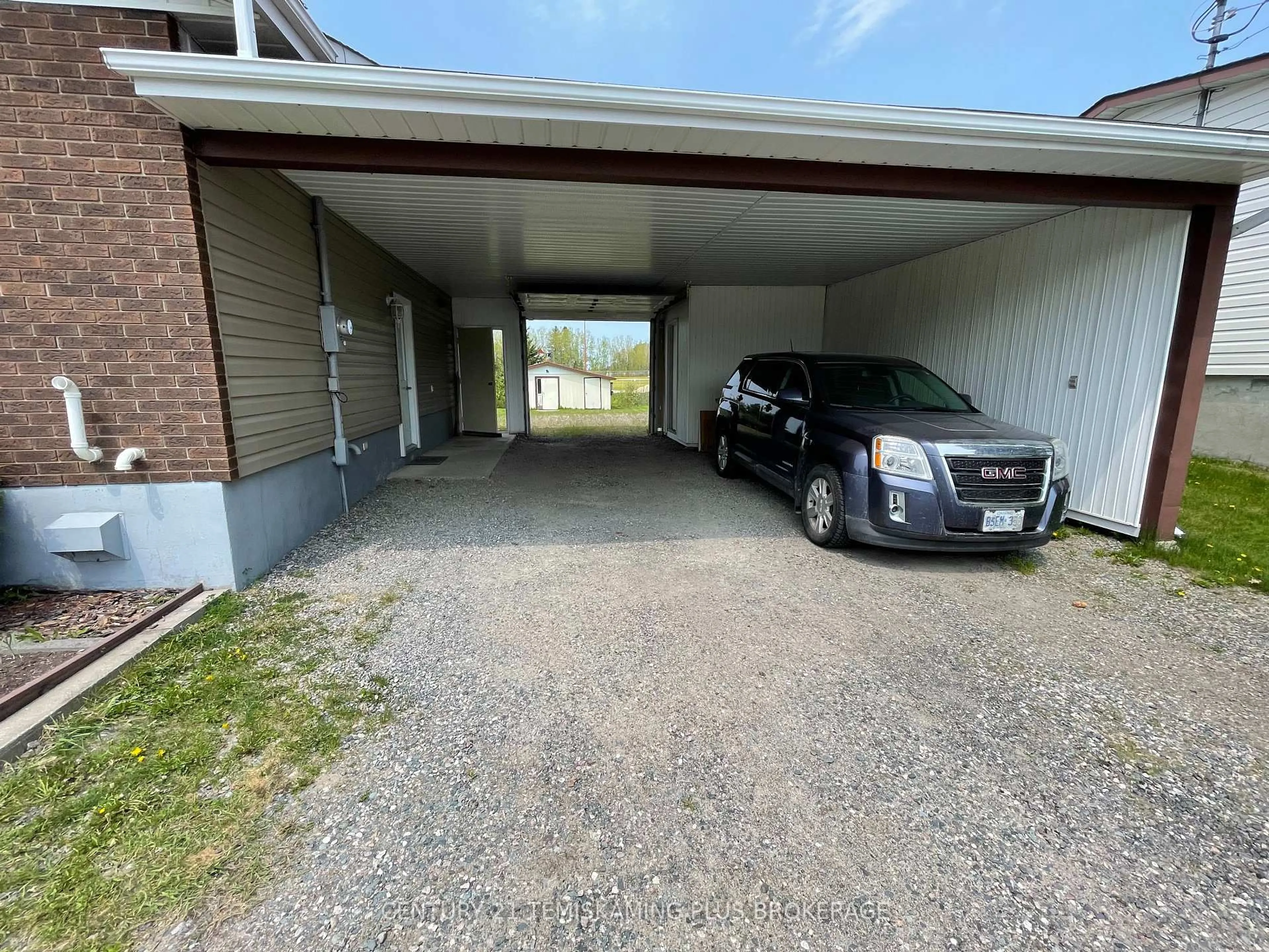 Indoor garage for 327 Crystal Cres, Temiskaming Shores Ontario P0J 1P0