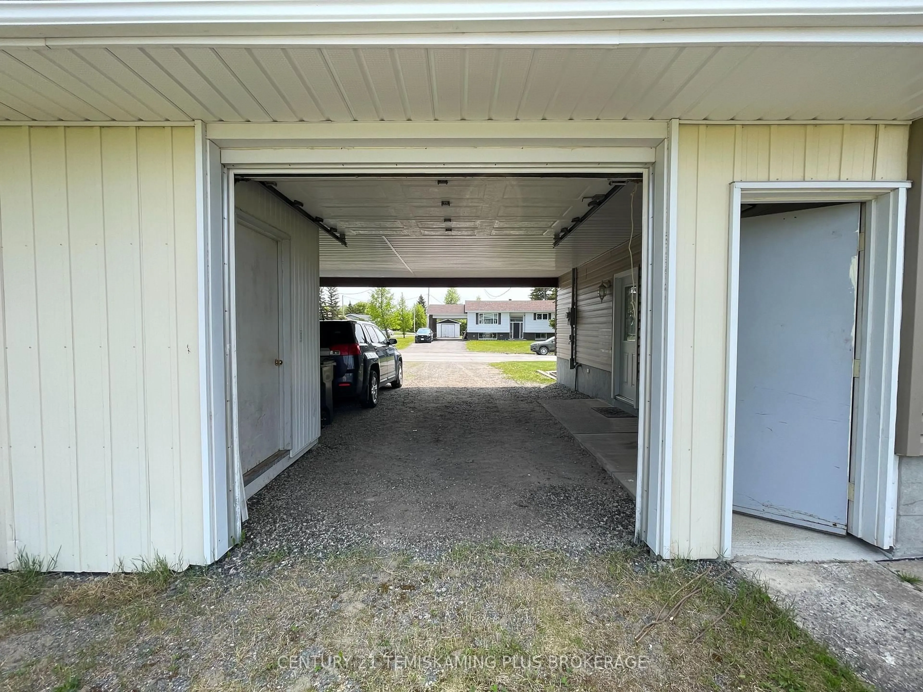 Indoor garage for 327 Crystal Cres, Temiskaming Shores Ontario P0J 1P0