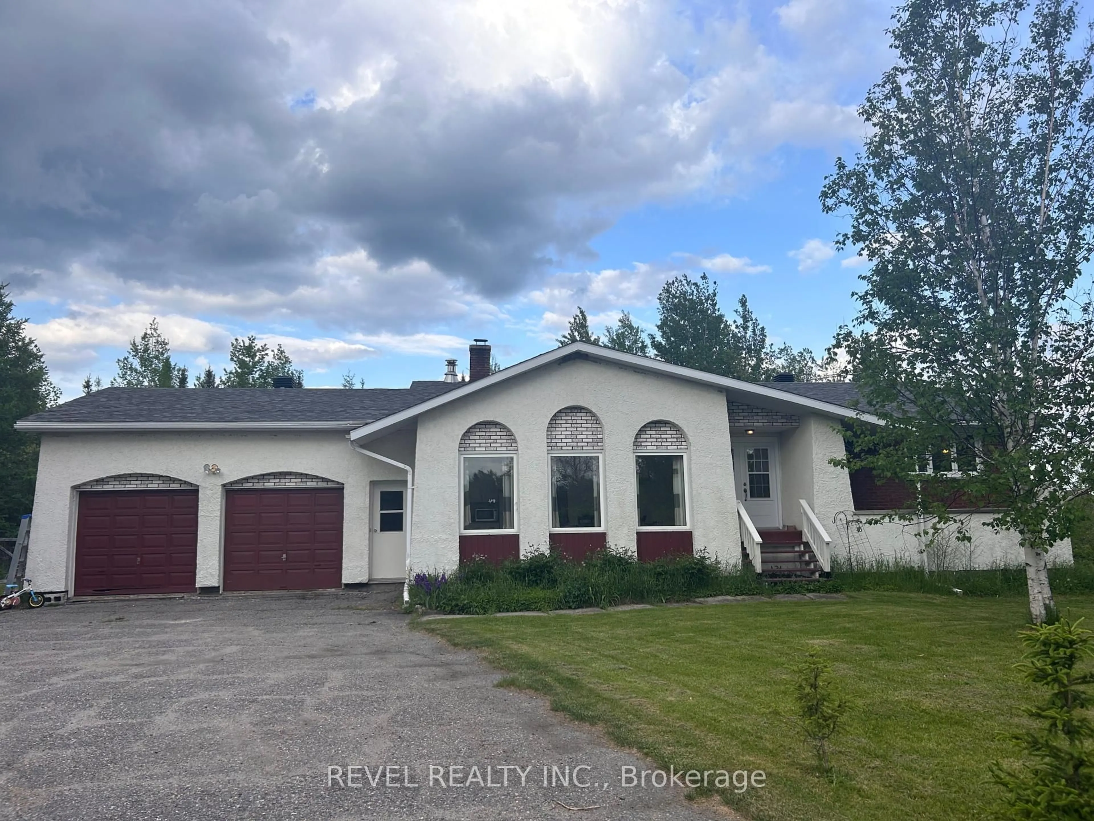 Home with vinyl exterior material, unknown for 1250 Highway 11, Cochrane Ontario P0L 1C0